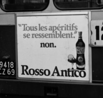 Panneau publicitaire affiché sur les autobus et trolleybus : photo négative NB (vers 1960, cote : 38PH/65/24 usage privé uniquement)