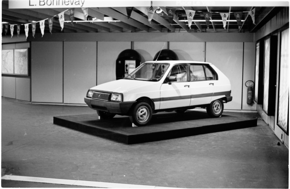 Visa Citroën exposée à l'intérieur de la station Bellecour en 1981 : photo négative NB (1981, cote : 38PH/65/97)