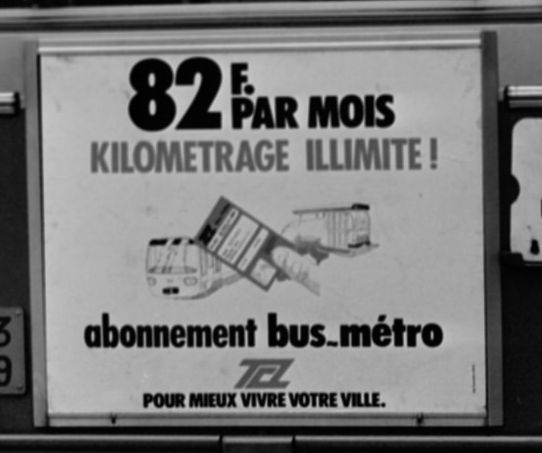 Panneau publicitaire affiché sur un bus pour l'utilisation des transports en commun : photo négative NB (1975-1984, cote : 38PH/66/73)