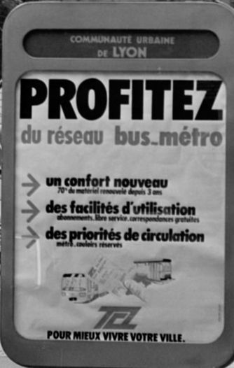 Panneau publicitaire affiché sur du mobilier urbain pour l'utilisation des transports en commun : photo négative NB (1975-1984, cote : 38PH/66/75)