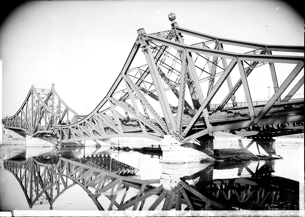 Destruction des ponts de Lyon par l'armée allemande - pont du chemin de fer de la Mulatière : photo négative NB sur plaque de verre (01 et 02/09/1944, cote : 3PH/208)