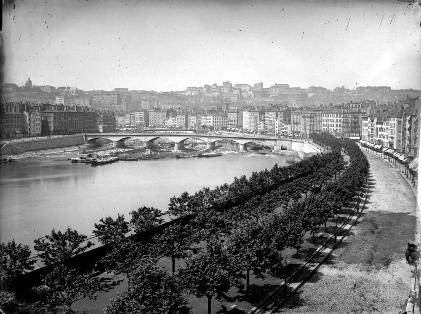 Pont du Change (J. F. A. Jordan ingénieur), à Lyon, lors du dérochement du lit de la Saône : photo négative NB sur plaque de verre (vers 1862, cote : 3PH/438)