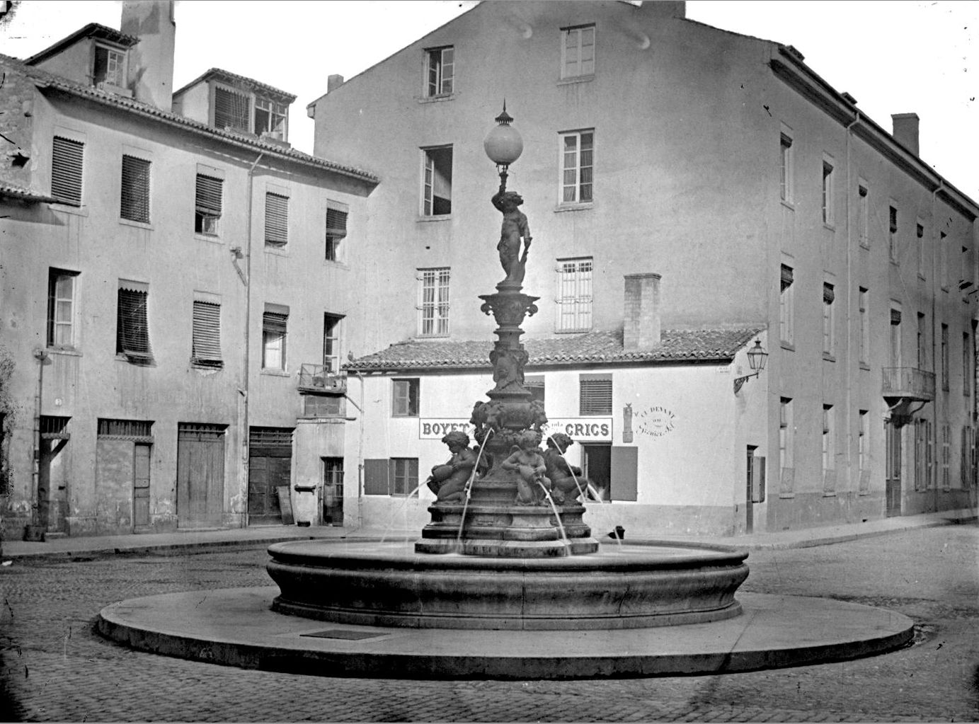 Fontaine monumentale installée par la Compagnie des Eaux sur la place Saint-Michel (actuellement place A. Vollon), par J.G. Bonnet architecte : photo négative NB sur plaque de verre par Louis Froissart (?) (1859-1860, cote : 3PH/585)