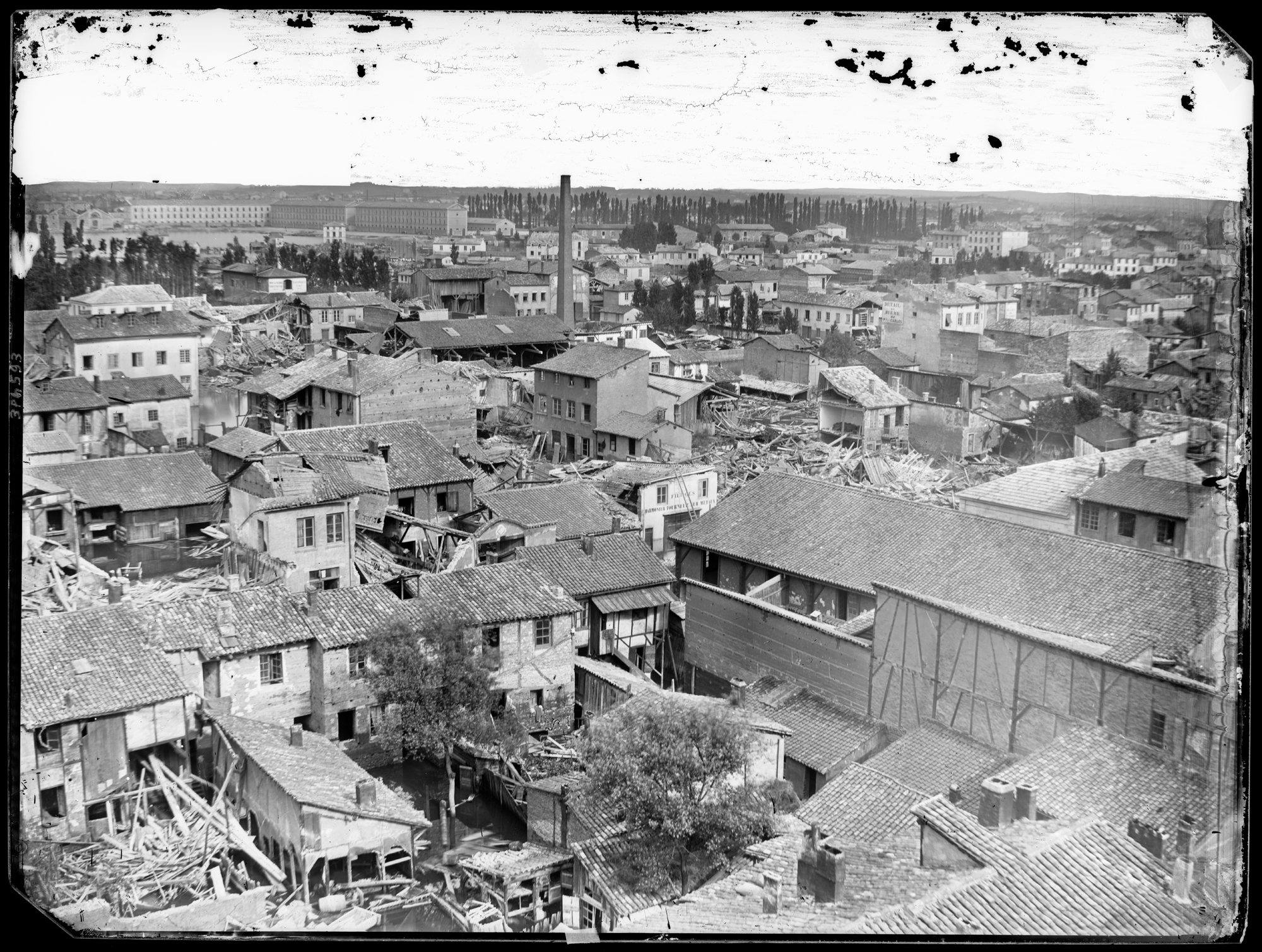 Inondation de Lyon en 1856, actuelle rue Molière en direction de l'est : photo négative NB sur plaque de verre par Louis Froissart (06/06/1856, cote : 3PH/593)