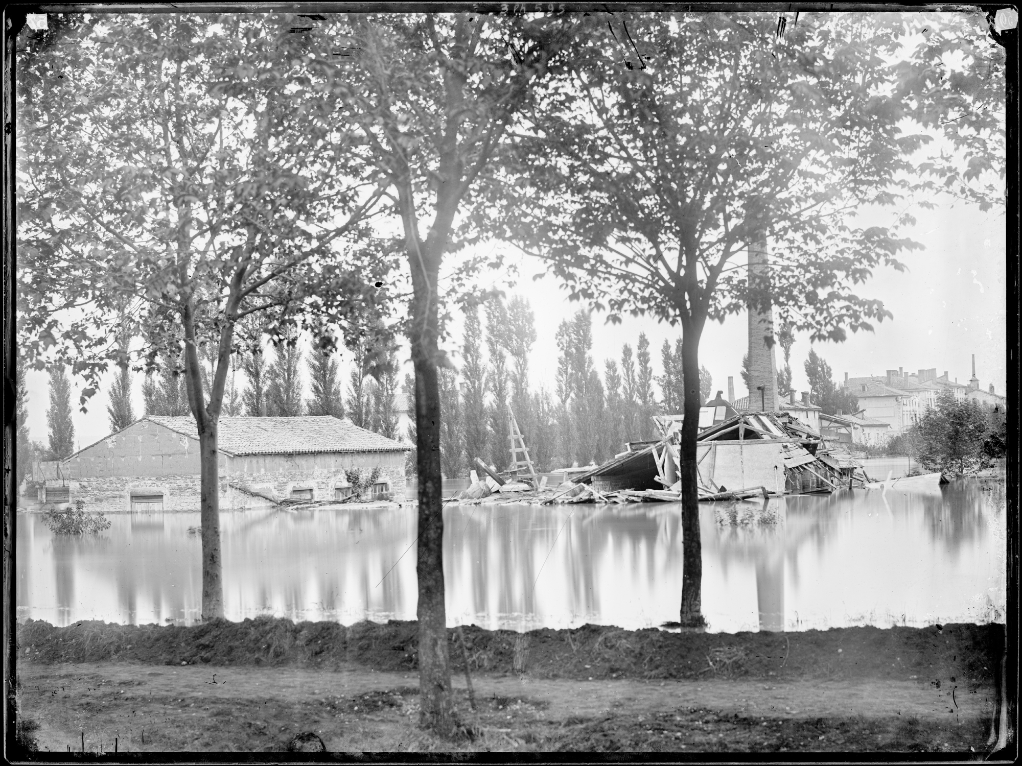 Inondation de Lyon en 1856, angle du boulevard de Ceinture et du cours H. Vitton : photo négative NB sur plaque de verre par Louis Froissart (31/05/1856, cote : 3PH/595)