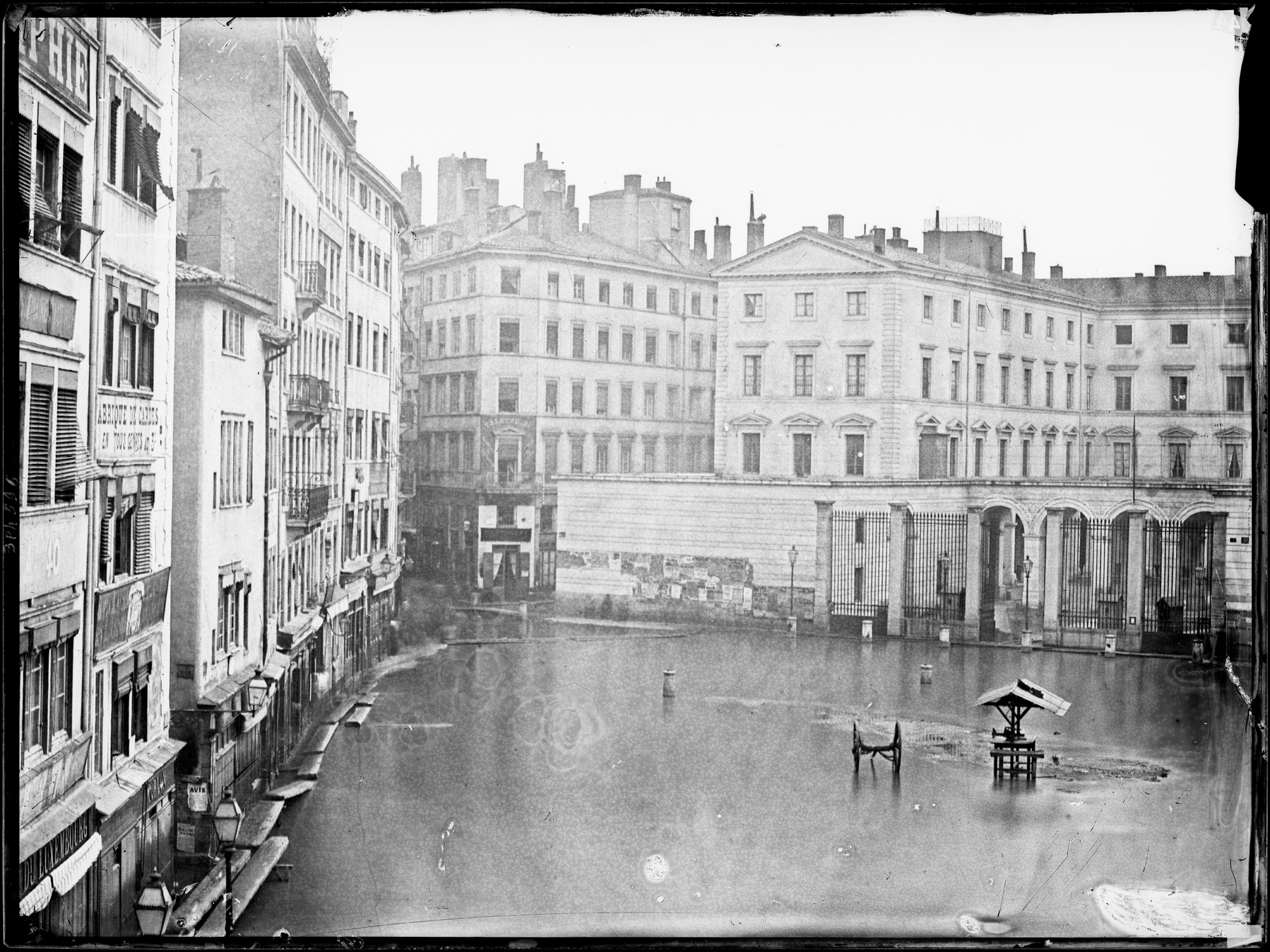 Inondation de Lyon en 1856, angle sud-est de la place des Jacobins : photo négative NB sur plaque de verre par Louis Froissart (19/05/1856, cote : 3PH/596)