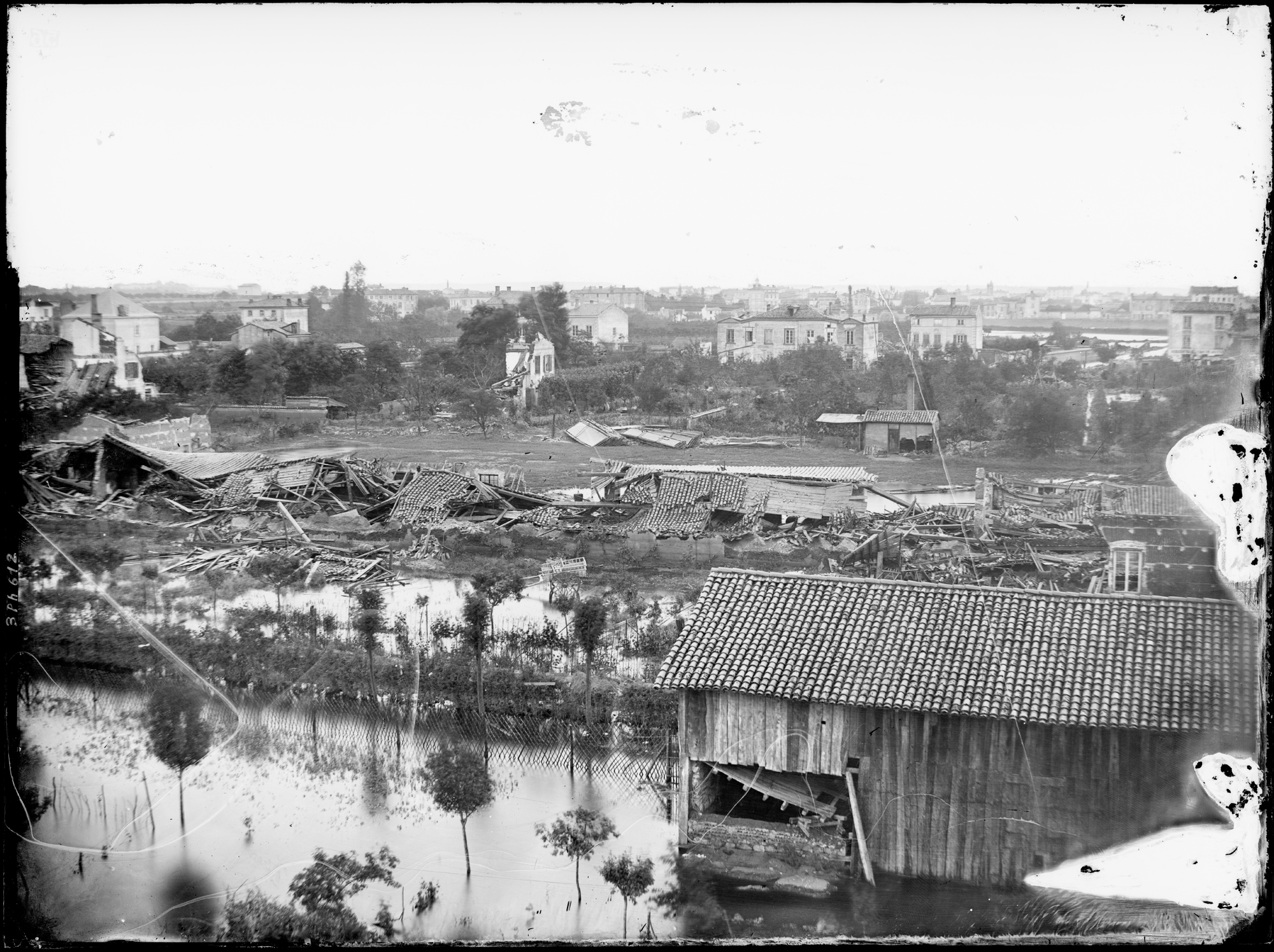 Inondation de Lyon en 1856, chemin du Sacré-Cœur: photo négative NB sur plaque de verre par Louis Froissart (06/06/1856, cote : 3PH/612)