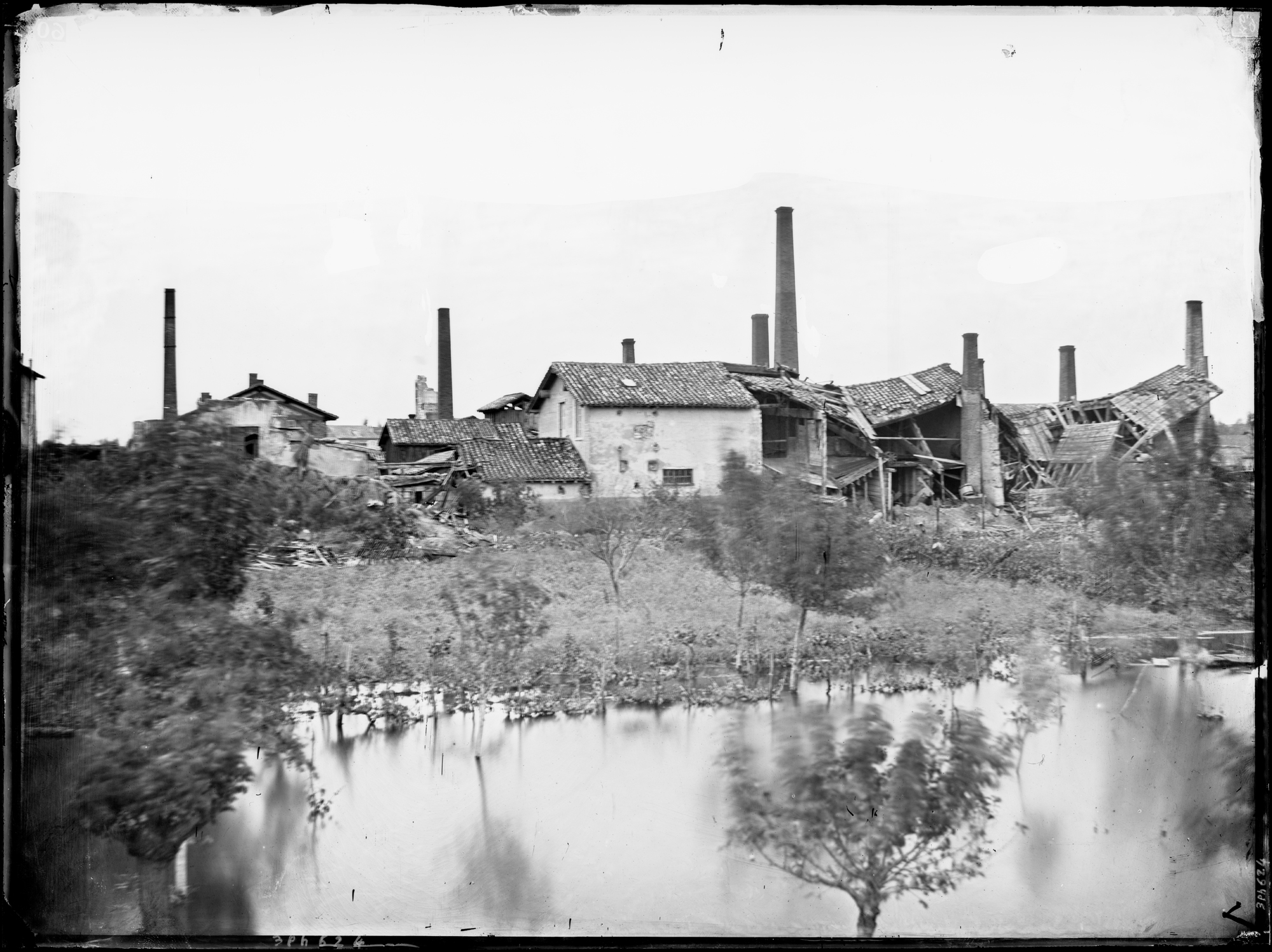 Inondation de Lyon en 1856, rive gauche du Rhône : photo négative NB sur plaque de verre par Louis Froissart (vers 06/1856, cote : 3PH/624)