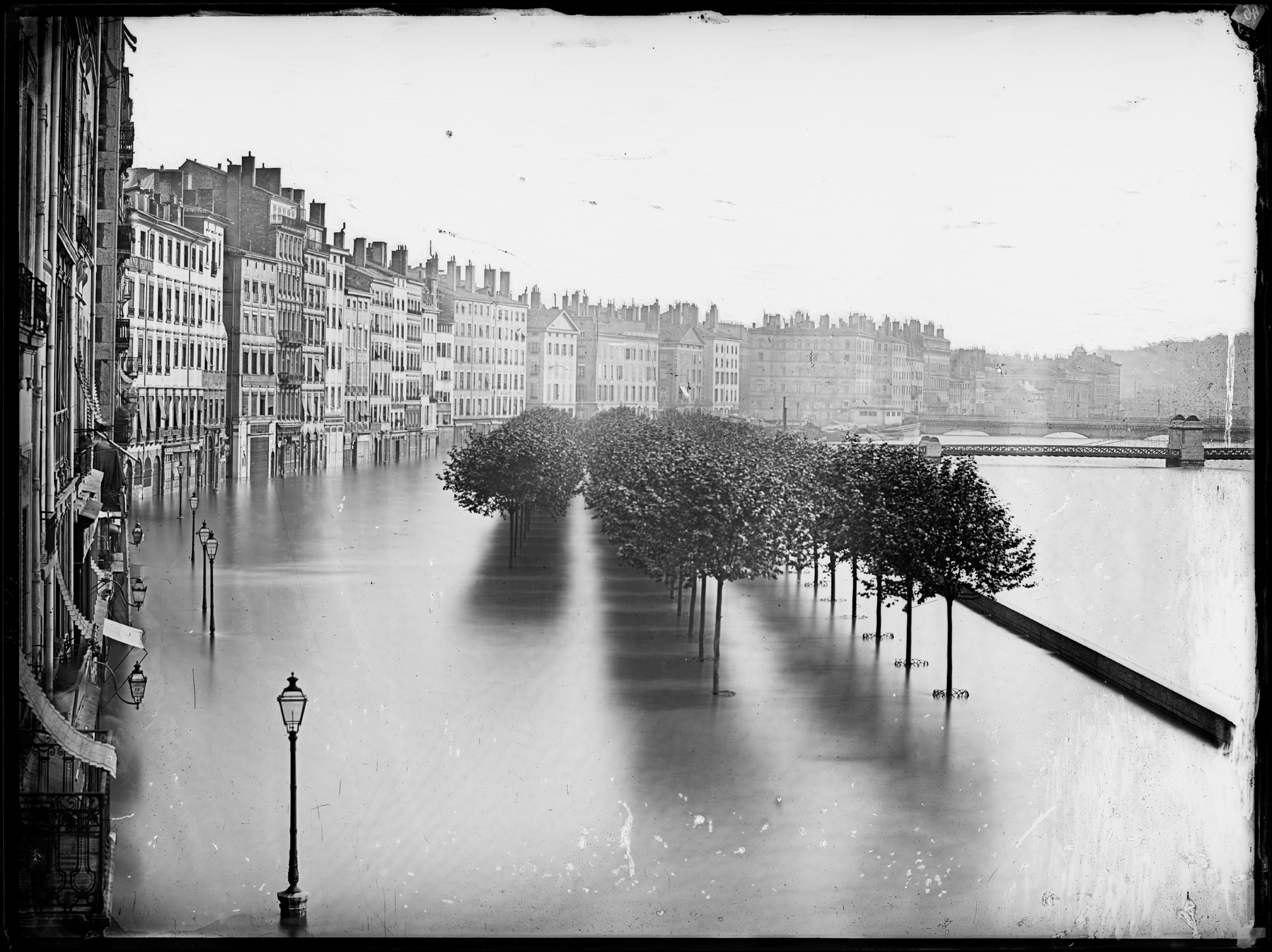 Inondation de Lyon en 1856, quai Saint-Antoine, quai des Célestins et quai Tilsitt : photo négative NB sur plaque de verre par Louis Froissart (18/05/1856, cote : 3PH/627)