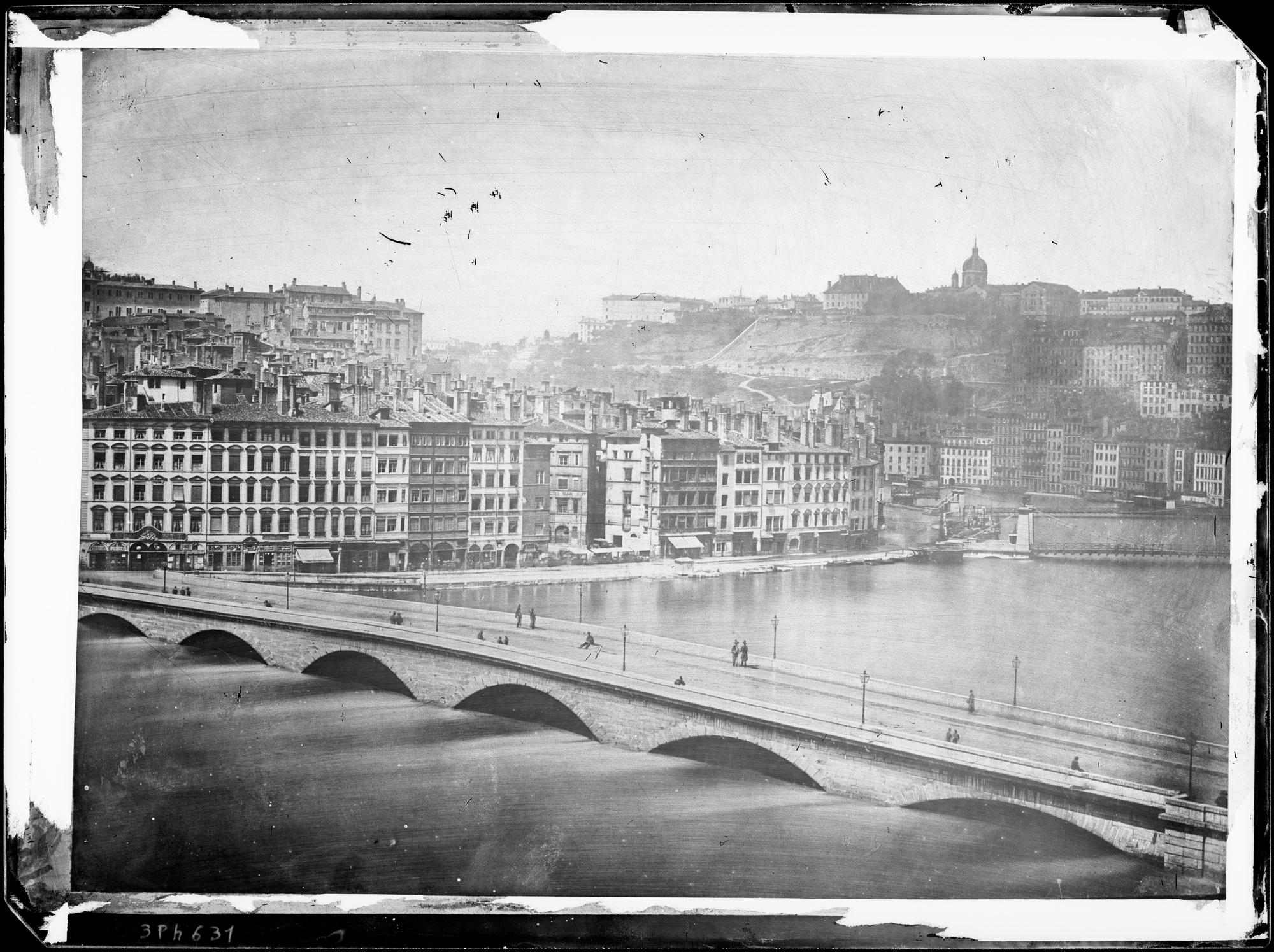 Inondation de Lyon en 1856, pont du Change : photo négative NB sur plaque de verre par Louis Froissart (vers 05/1856, cote : 3PH/631)
