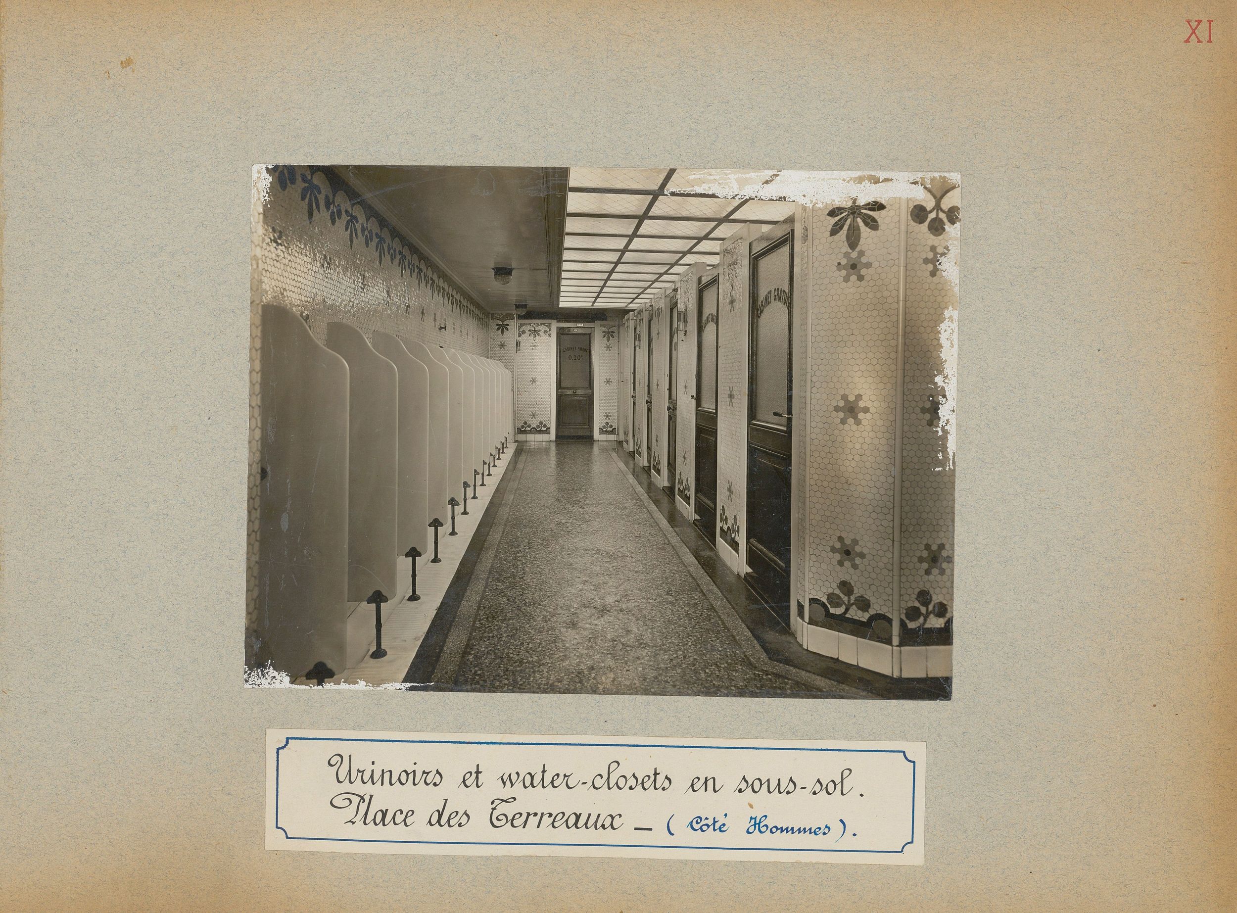 Urinoirs et water-closets en sous-sol place des Terreaux côté hommes : tirage photo par le Service municipal de la voirie (1914-1915, 3SAT/24/14)