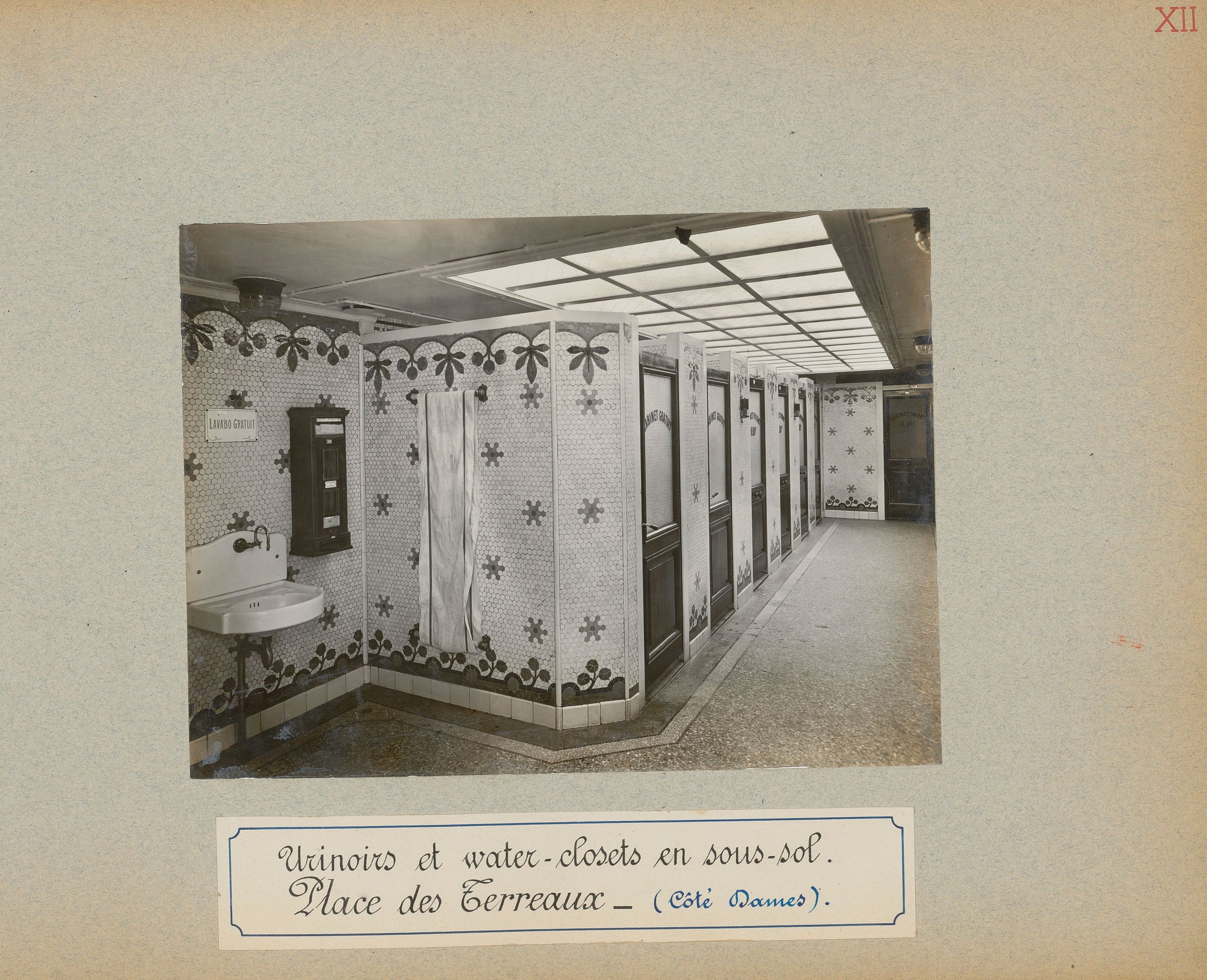 Urinoirs et water-closets en sous-sol place des Terreaux côté dames : tirage photo par le Service municipal de la voirie (1914-1915, 3SAT/24/15)