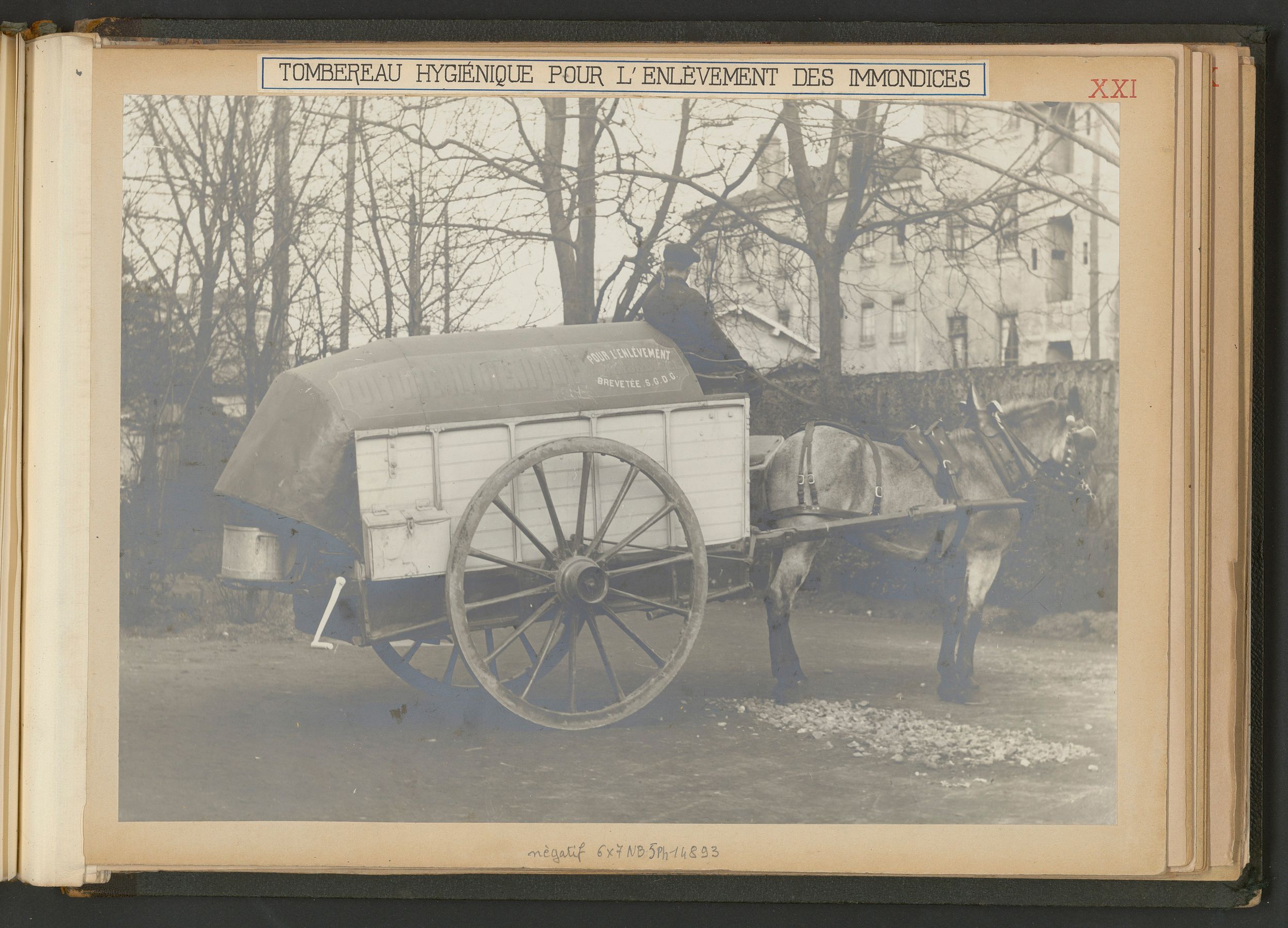 Tombereau hygiénique pour l'enlèvement des immondices : tirage photo. NB (1914-1915, cote 3SAT/24/24)