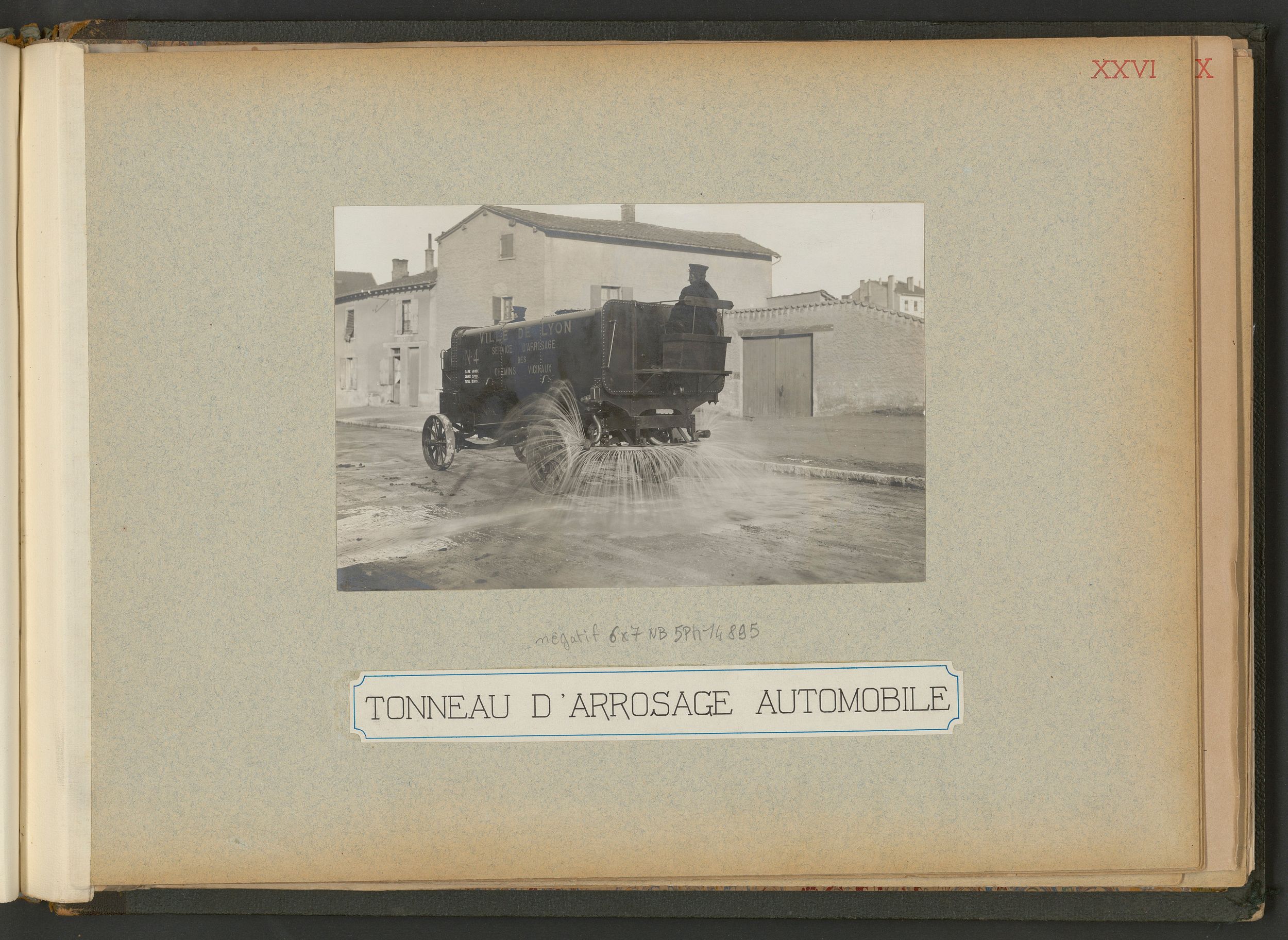 Tonneau d'arrosage automobile : tirage photo. NB (1914-1915, cote : 3SAT/24/29)