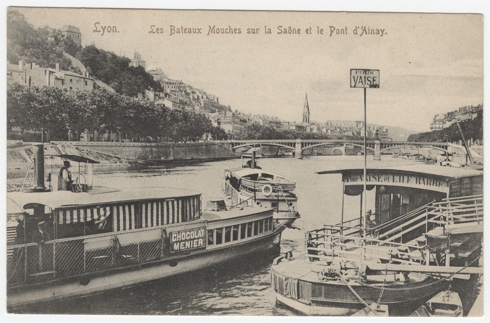 Les bateaux-mouches sur la Saône et le pont d'Ainay : carte postale (vers 1910, cote : 4FI/3342)