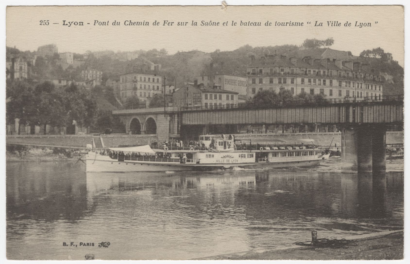 Le pont du chemin de fer sur la Saône et le bateau de tourisme "La ville de Lyon" : carte postale (vers 1910, cote : 4FI/3344)