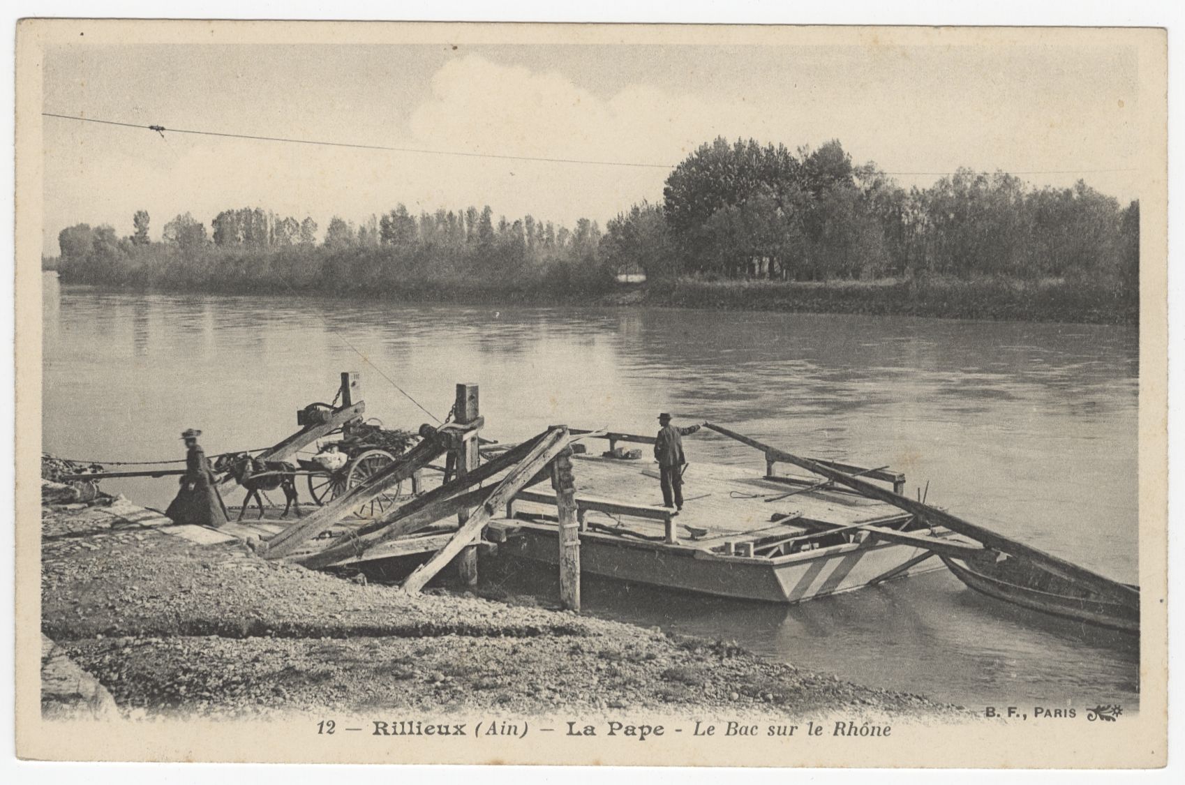 La Pape. Le bac sur le Rhône (Rillieux, Ain) : carte postale (vers 1910, cote : 4FI/3351)