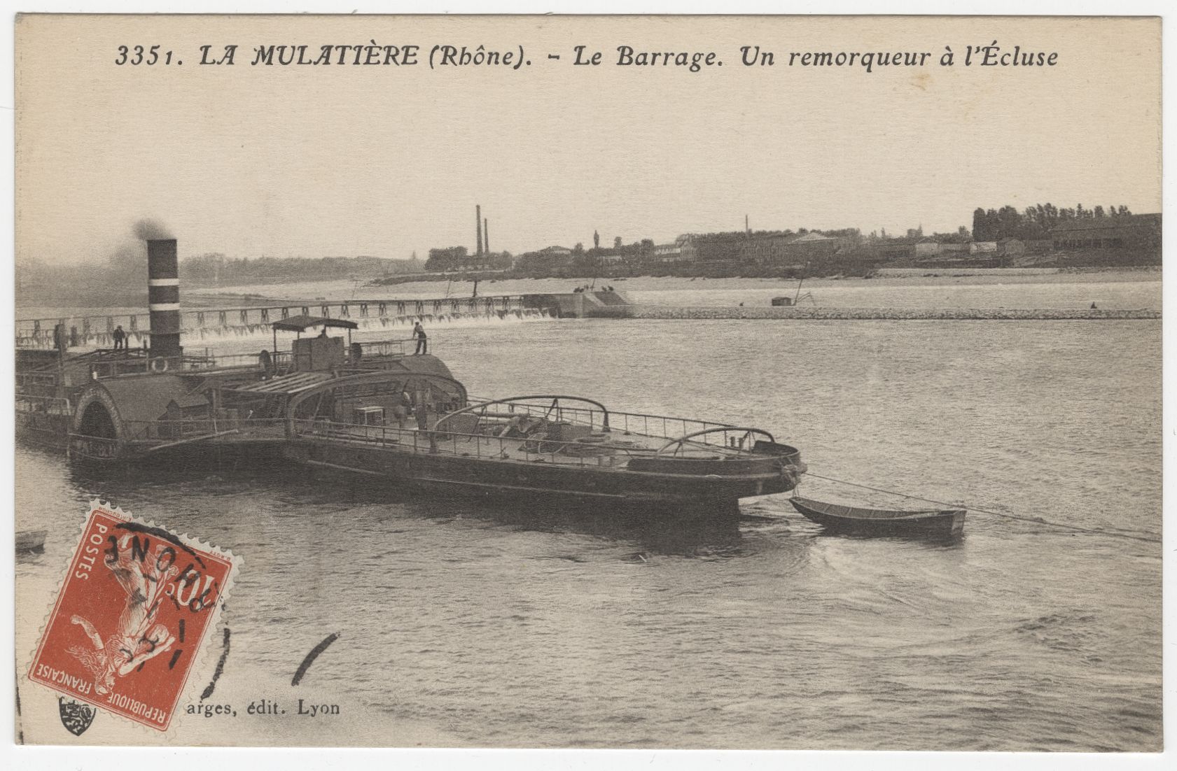 La Mulatière (Rhône) - Le barrage. Un remorqueur à l'écluse : carte postale (vers 1914, cote : 4FI/3363)