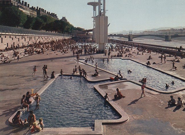 Lyon - piscine sur les quais de la Saône, bassin des enfants : carte postale couleur (vers 1980, cote : 4FI/6535, repro. à usage privé)