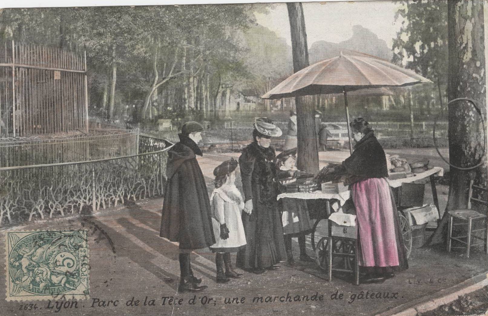 Lyon - Parc de la Tête d'Or, une marchande de gâteaux : carte postale couleur (vers 1910, cote : 4FI/718)