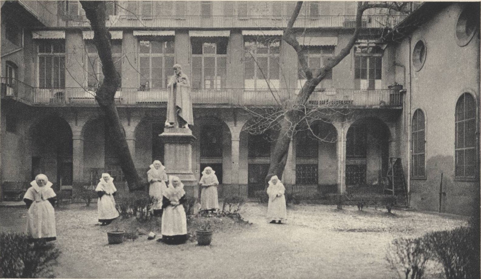 Lyon - Ancien hôpital de la Charité, cour Saint-Vincent de Paul : carte postale NB (vers 1910, cote : 4FI/1039)