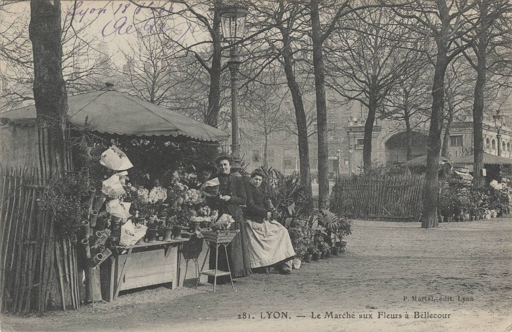 Le marché aux fleurs de Bellecour : carte postale NB (vers 1910, cote : 4FI/1145)