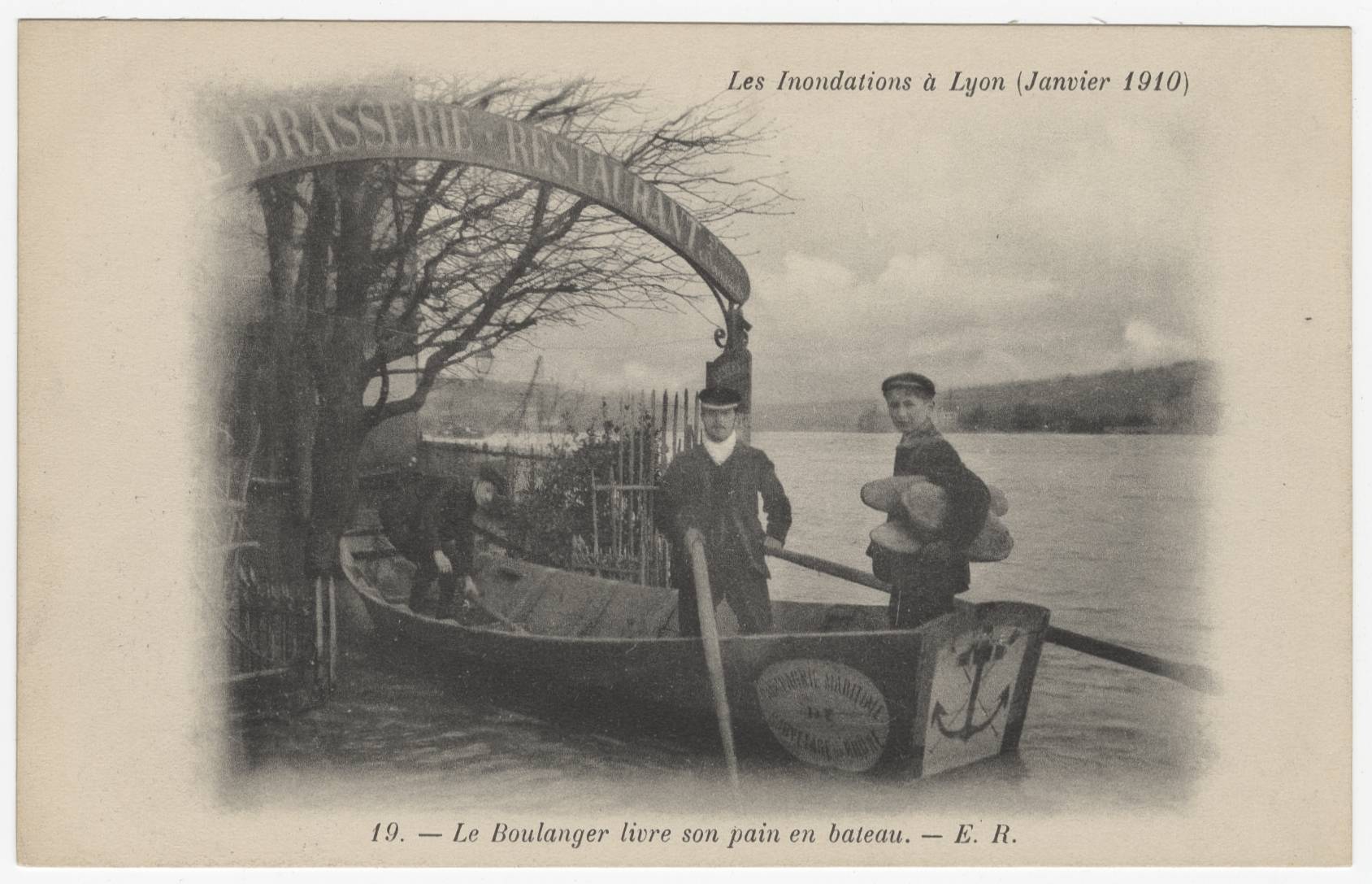 Le boulanger livre son pain en bateau - Inondations à Lyon : carte postale NB (1910, cote : 4FI/3247)