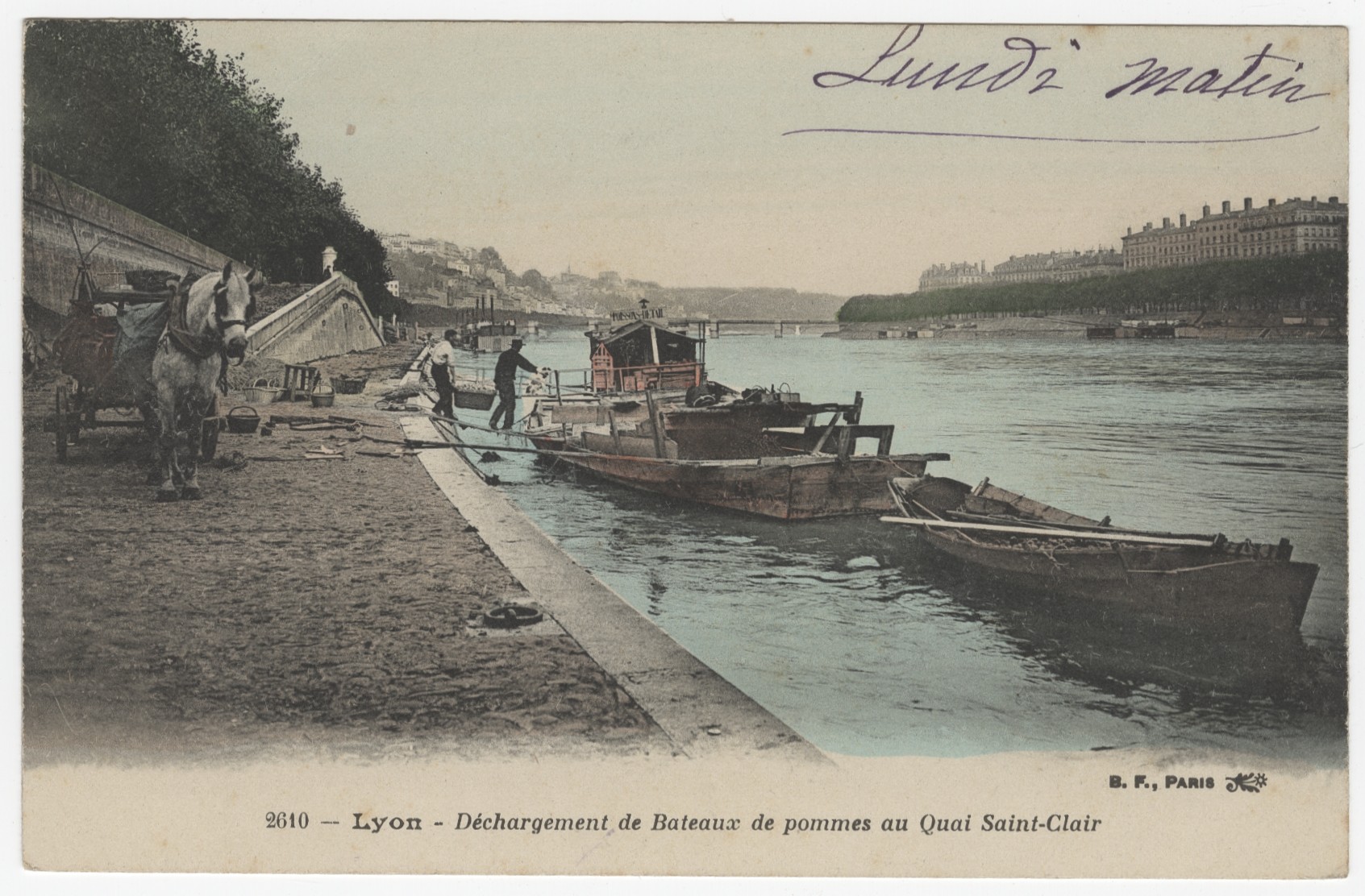 Lyon - Déchargement de bateaux de pommes au quai Saint-Clair : carte postale colorisée (vers 1910, cote : 4FI/3335)
