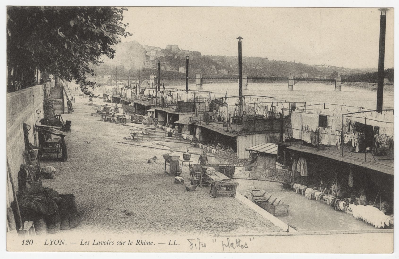 Lyon - Les lavoirs sur le Rhône : carte postale NB (vers 1910, cote : 4FI/3387)