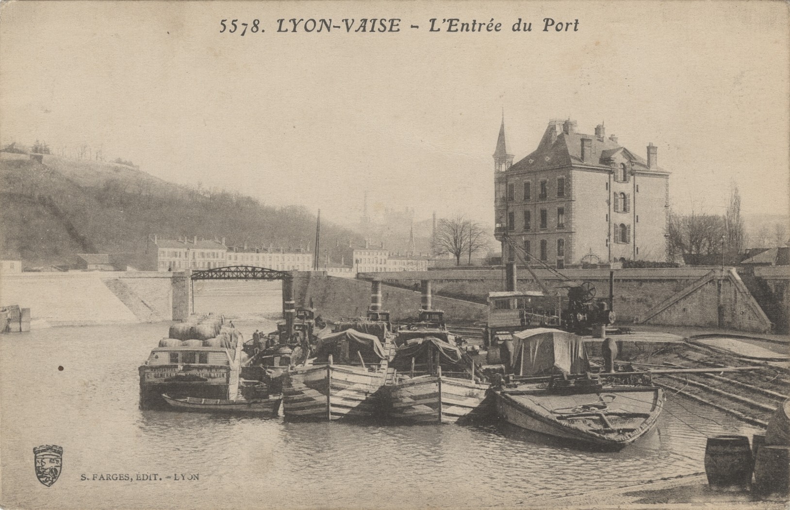 Lyon-Vaise-L'entrée du port (gare d'eau de Vaise) : carte postale NB (vers 1910, cote : 4FI/3410)