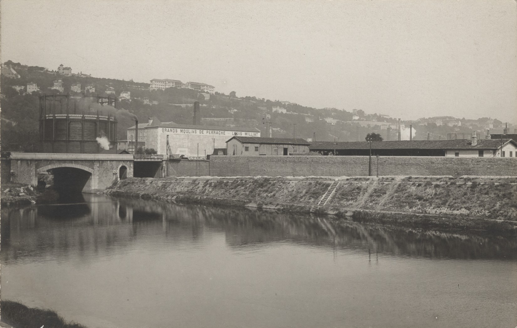 La gare d'eau de Perrache : carte postale NB (vers 1910, cote : 4FI/3420)