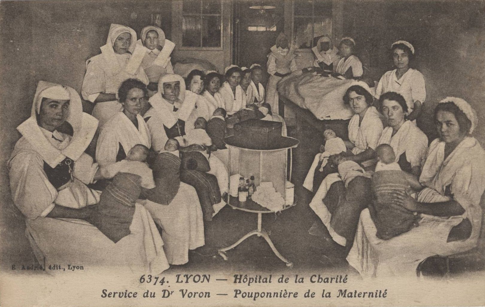 Lyon - Hôpital de la Charité, pouponnière de la maternité : carte postale NB (vers 1910, cote : 4FI/3521)