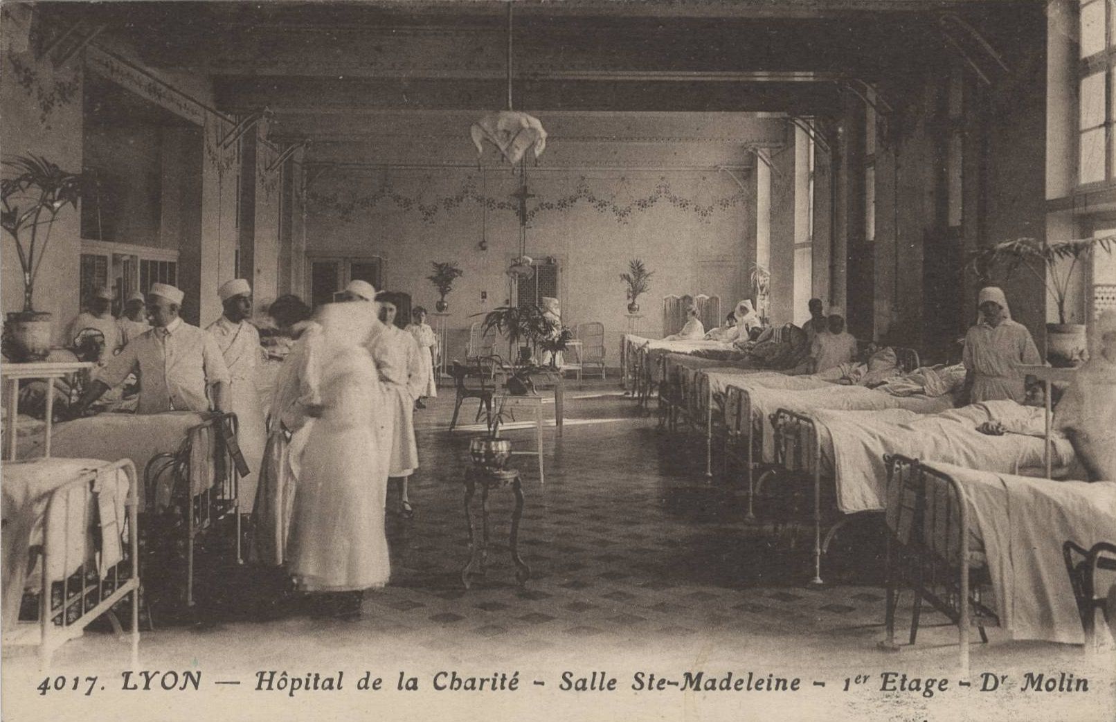 Lyon - Hôpital de la Charité, salle Sainte-Madeleine 1er étage : carte postale NB (vers 1910, cote : 4FI/3523)