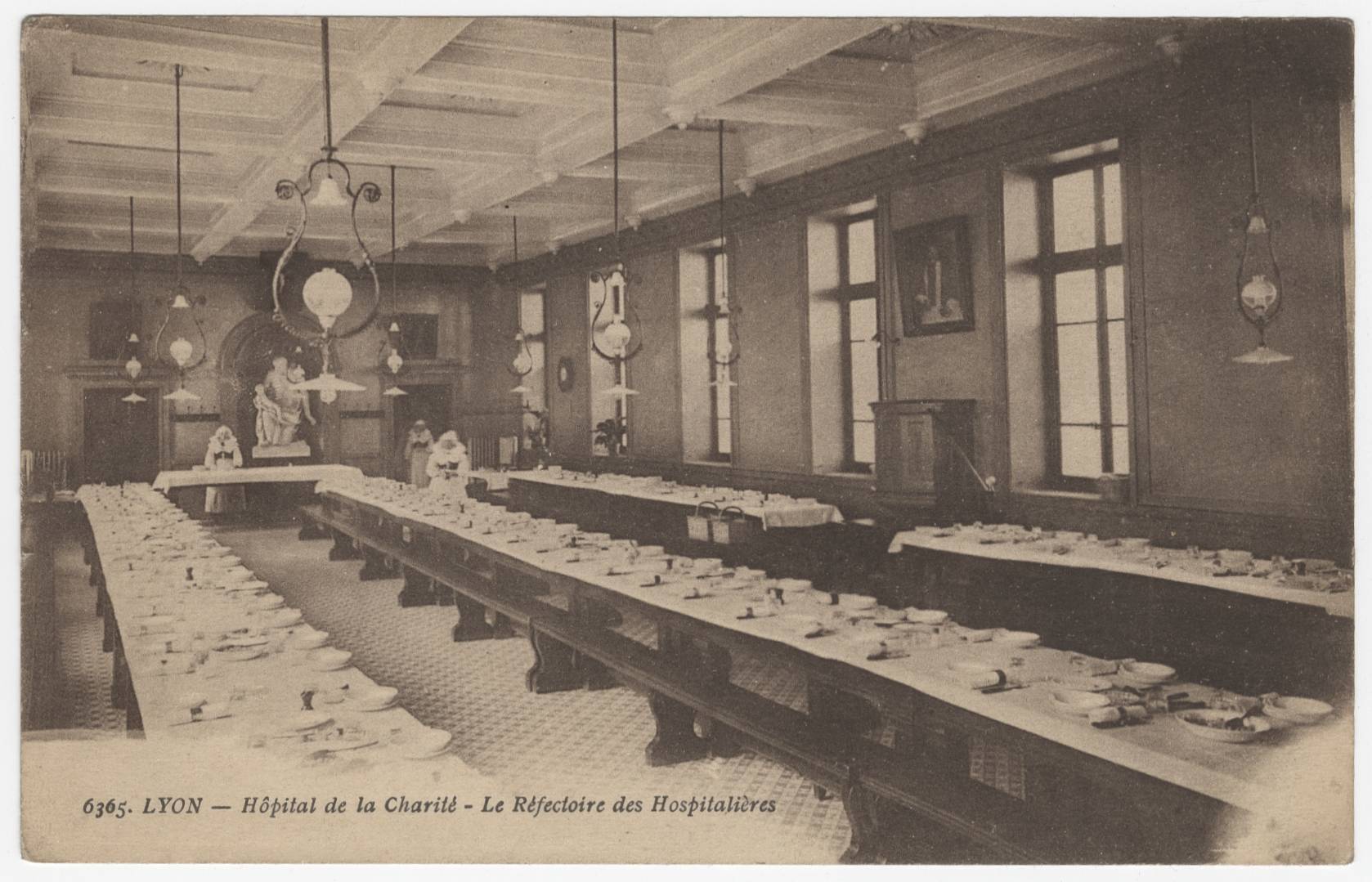 Lyon - Hôpital de la Charité, le réfectoire des hospitalières : carte postale NB (vers 1910, cote : 4FI/3527)