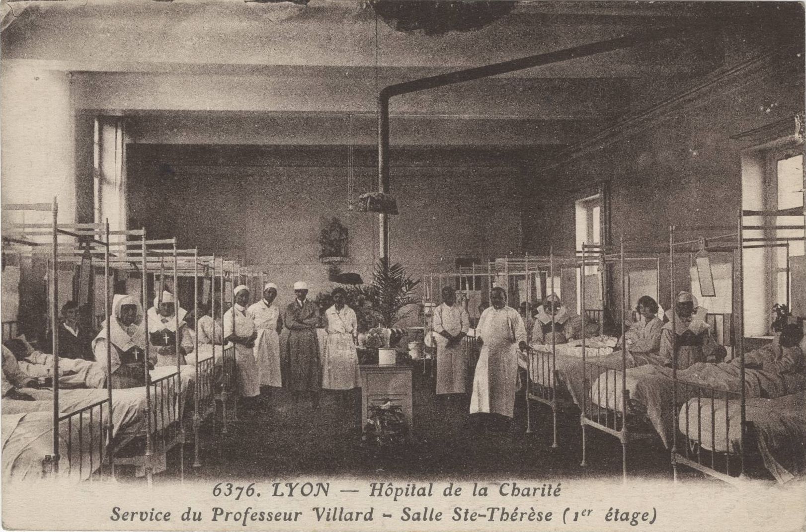 Lyon - Hôpital de la Charité, service du Professeur Villard : carte postale NB (vers 1910, cote : 4FI/3528)