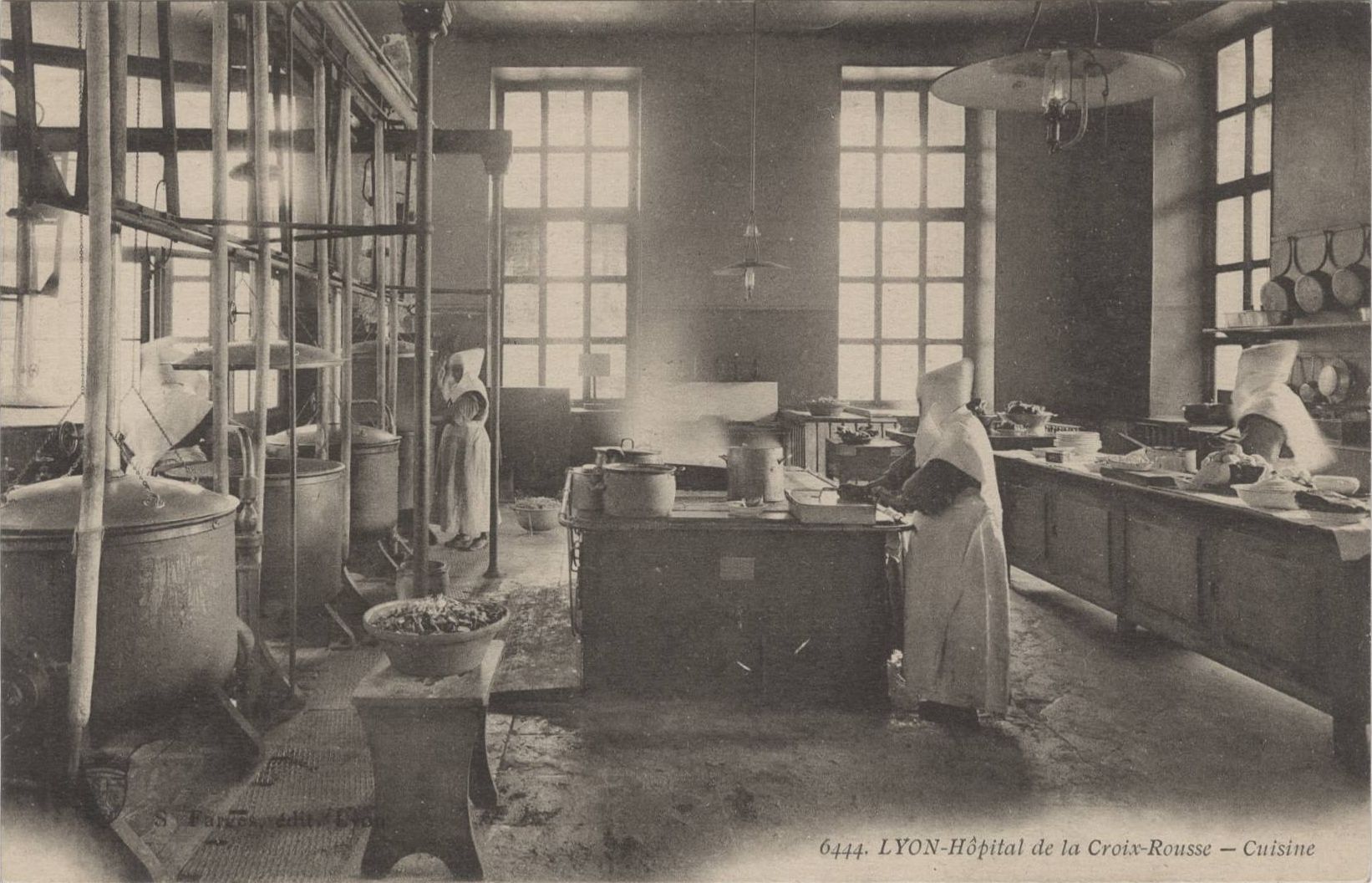 Lyon - Hôpital de la Croix-Rousse, cuisine : carte postale NB (vers 1910, cote : 4FI/3538)