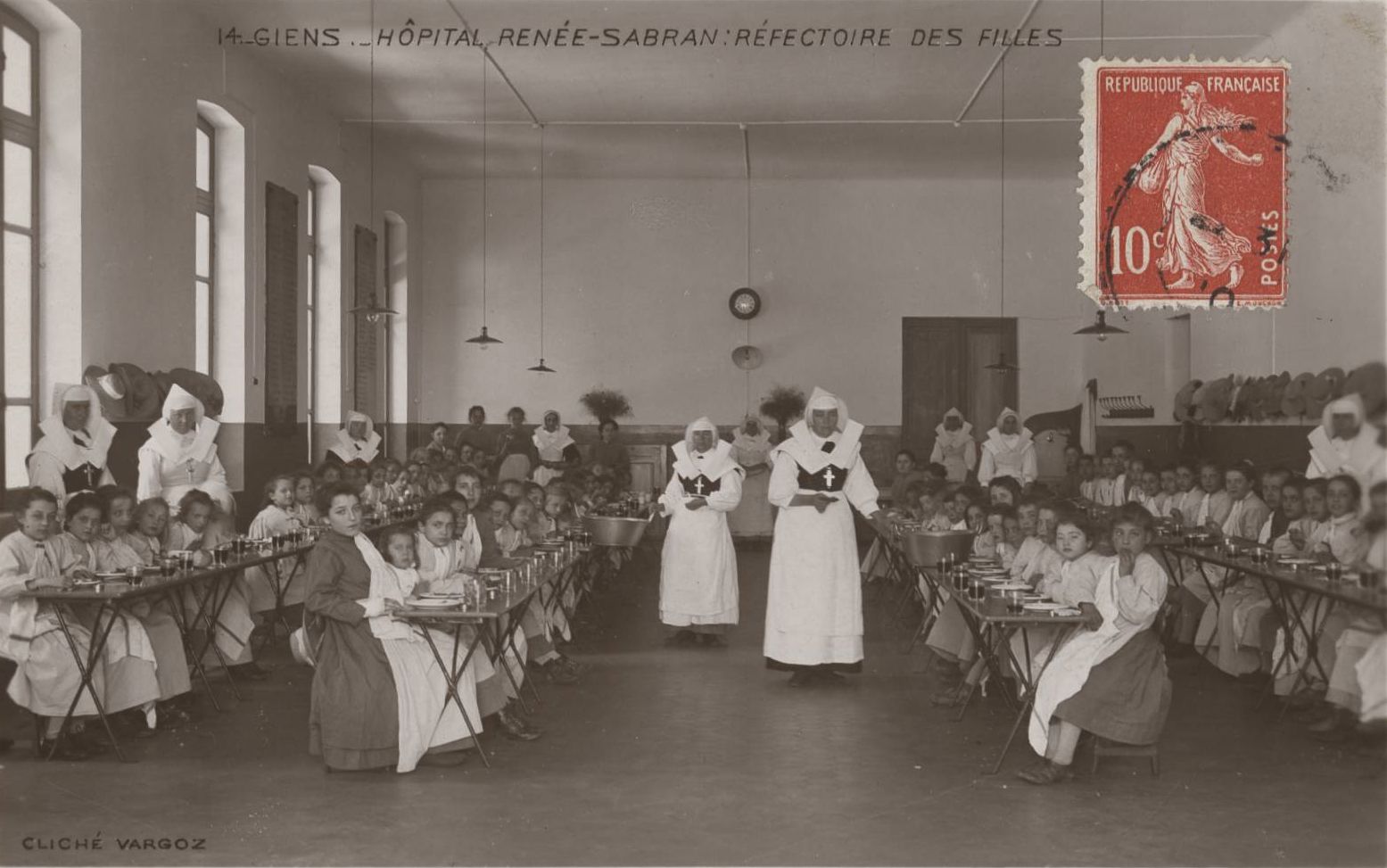 Giens - Hôpital Renée Sabran, réfectoire des filles : carte postale NB (vers 1910, cote : 4FI/3543)