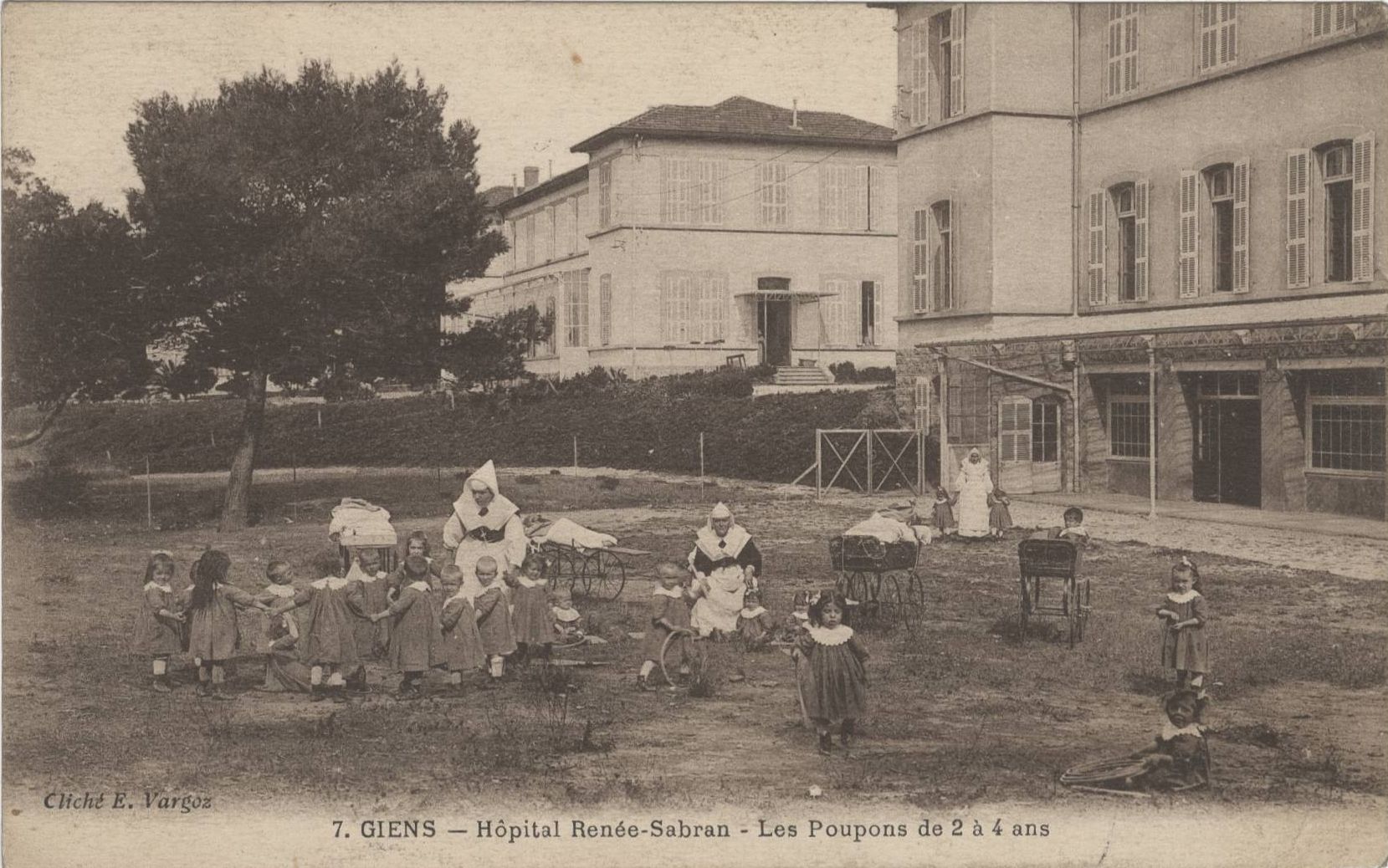 Giens - Hôpital Renée Sabran, les poupons de 2 à 4 ans : carte postale NB (vers 1910, cote : 4FI/3549)