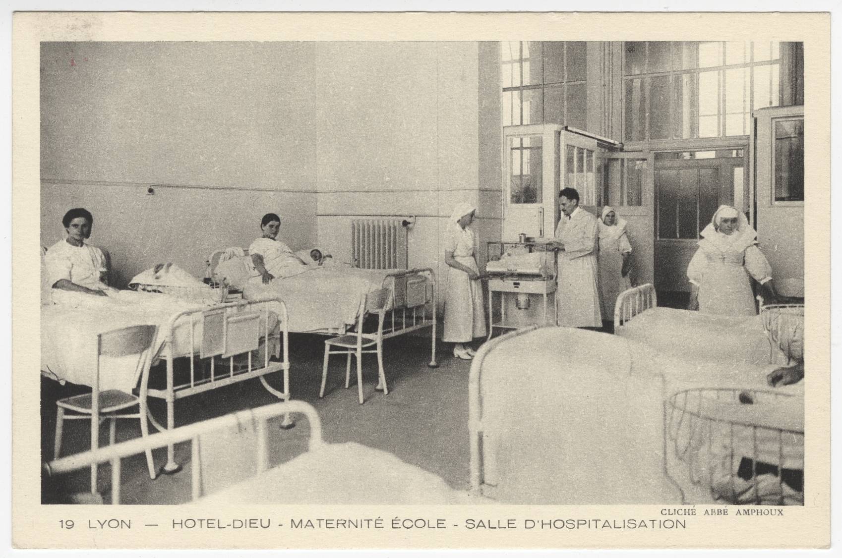 Lyon - Hôtel-Dieu, maternité école, salle d'hospitalisation : carte postale NB (vers 1910, cote : 4FI/3588)