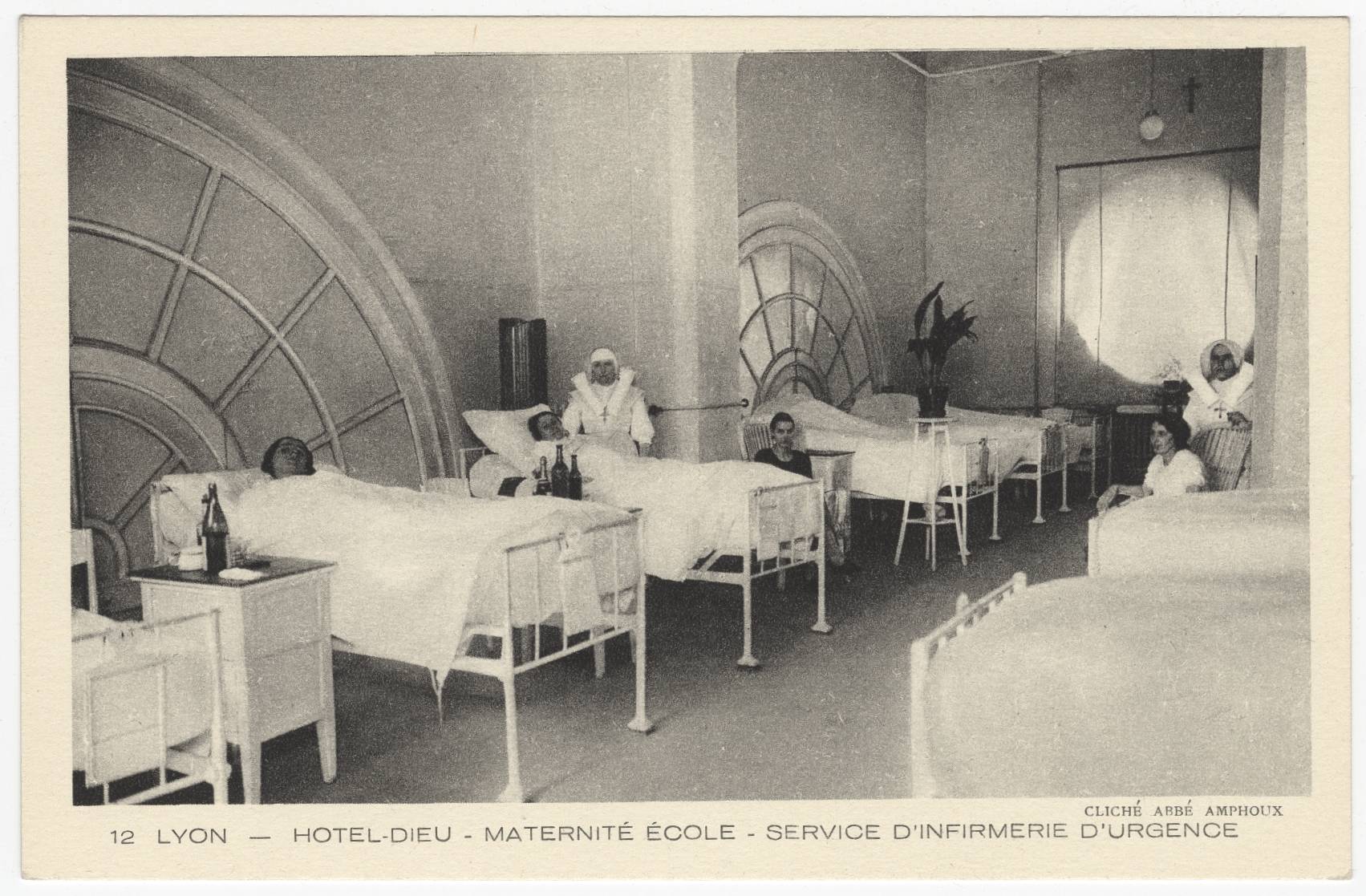 Lyon - Hôtel-Dieu, maternité école, service d'infirmerie d'urgence : carte postale NB (vers 1910, cote : 4FI/3589)