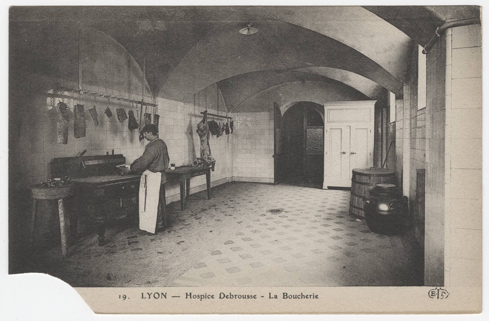 Lyon - Hospice Debrousse, la boucherie : carte postale NB (vers 1910, cote : 4FI/3634)