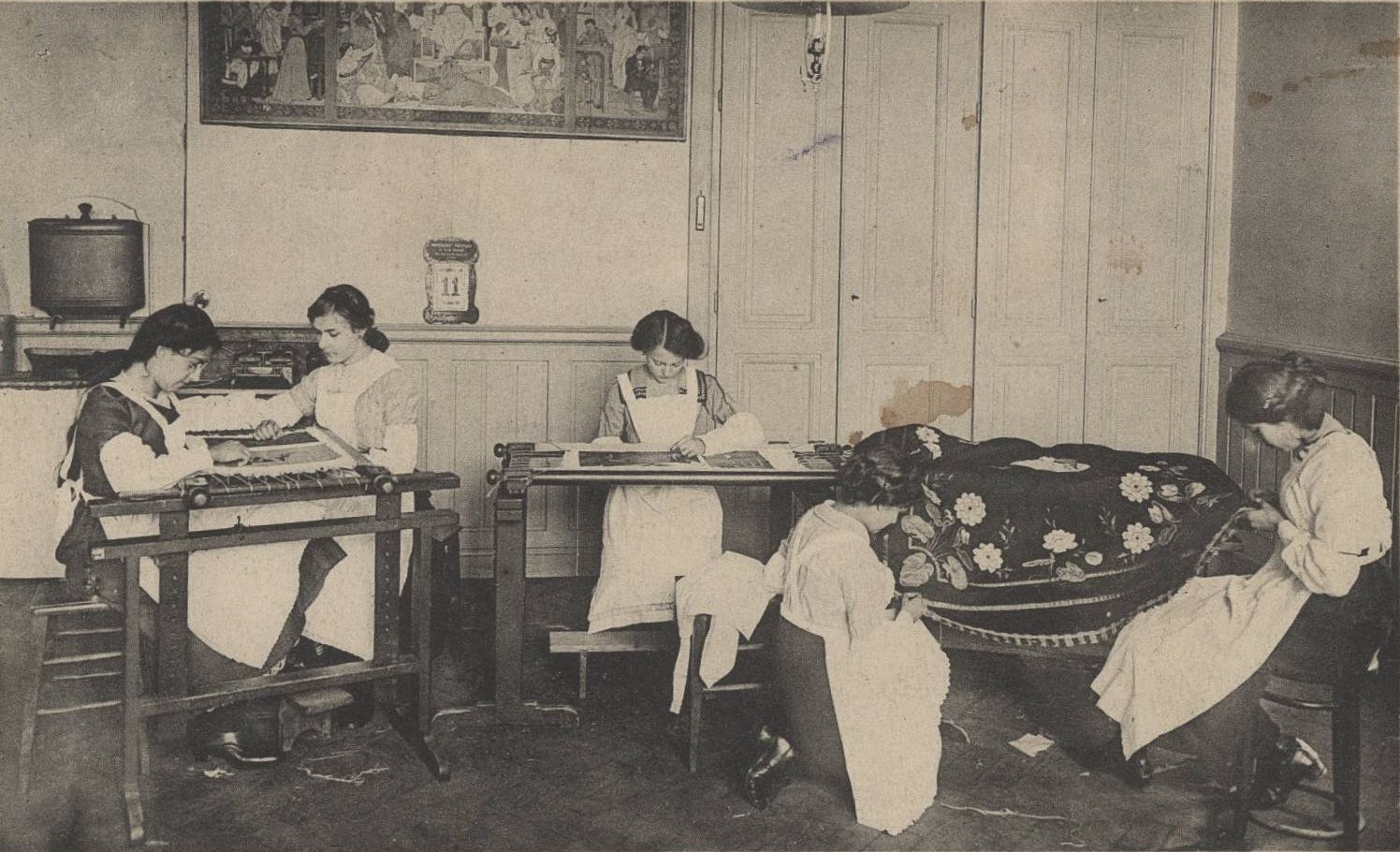 Ecole professionnelle et ménagère La Martinière - Atelier de broderie : carte postale NB (vers 1910, cote : 4FI/3656)