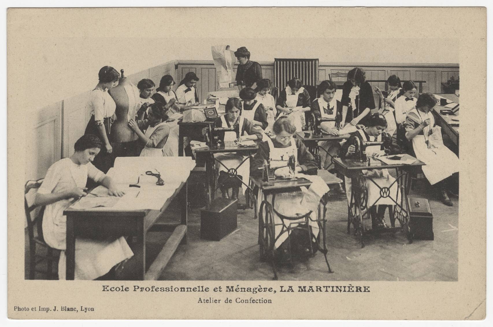 Ecole professionnelle et ménagère La Martinière - Atelier de confection : carte postale NB (vers 1910, cote : 4FI/3689)