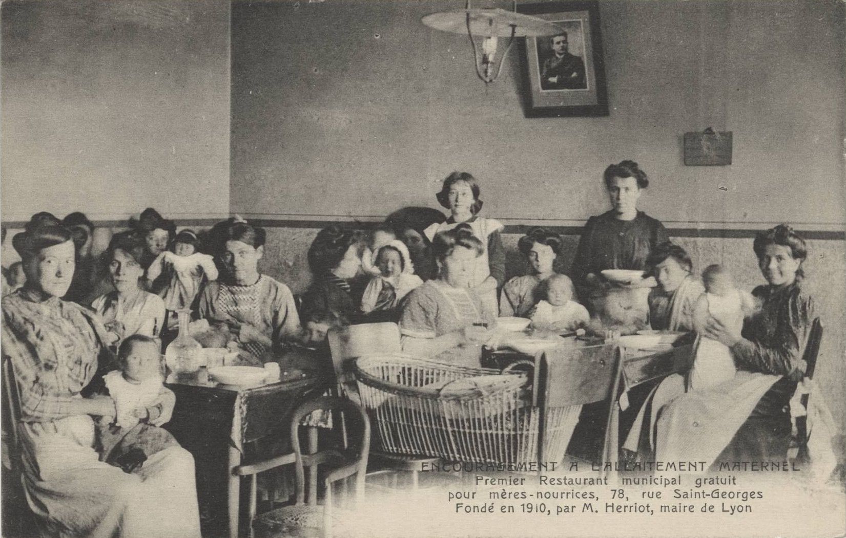 Encouragement à l'allaitement maternel - Premier restaurant municipal gratuit pour les mères-nourrices : carte postale NB (1910, cote : 4FI/3733)