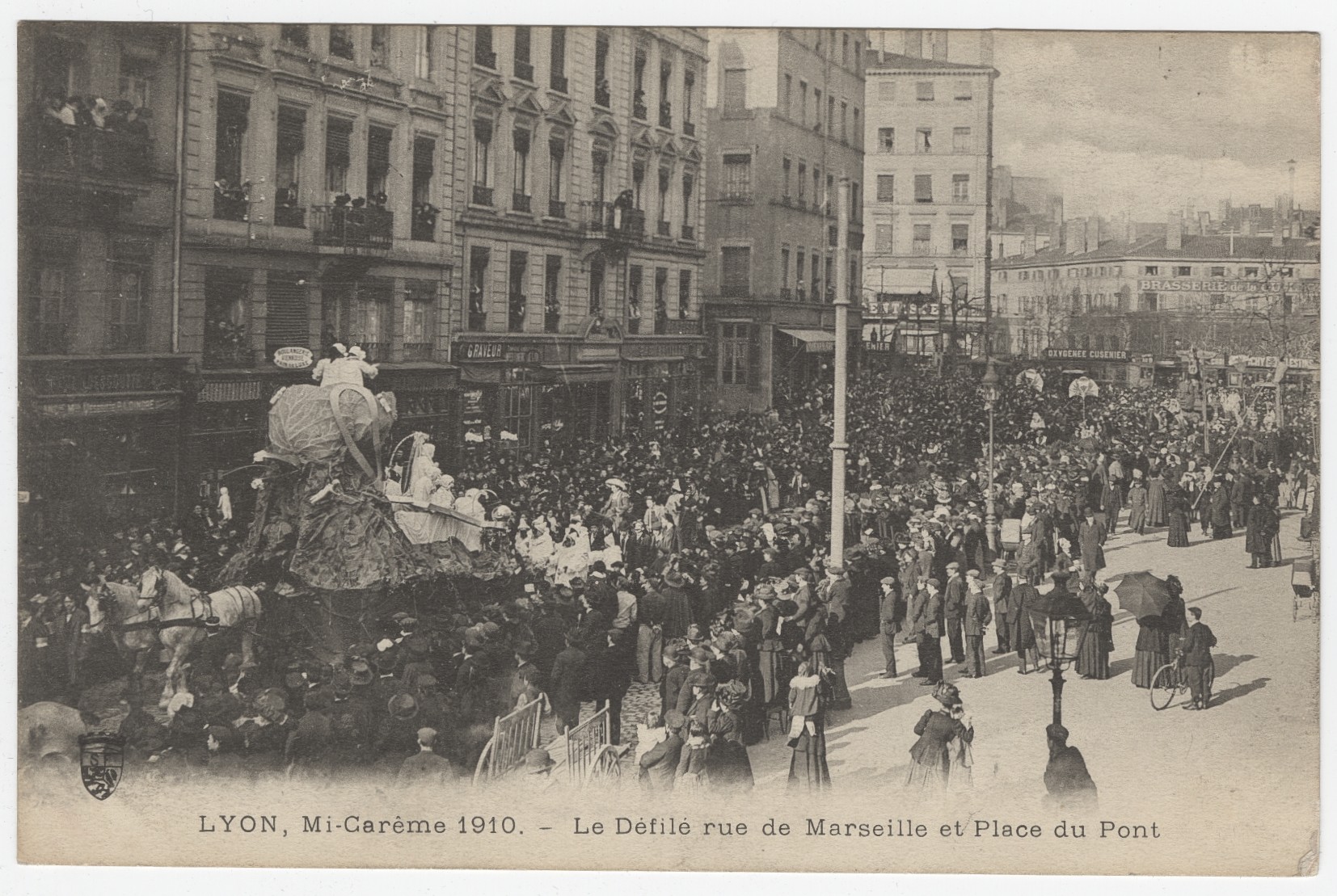Lyon - Mi-carême 1910, le défilé rue de Marseille et place du Pont : carte postale NB (1910, cote : 4FI/3935)