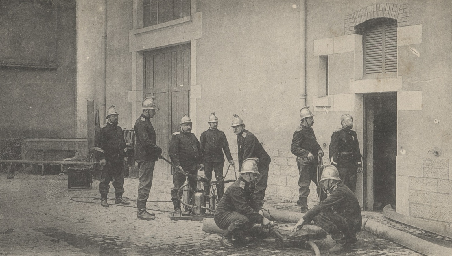 Lyon - Union des corps de sapeurs-pompiers de la région lyonnaise : carte postale NB (vers 1910, cote : 4FI/3976)