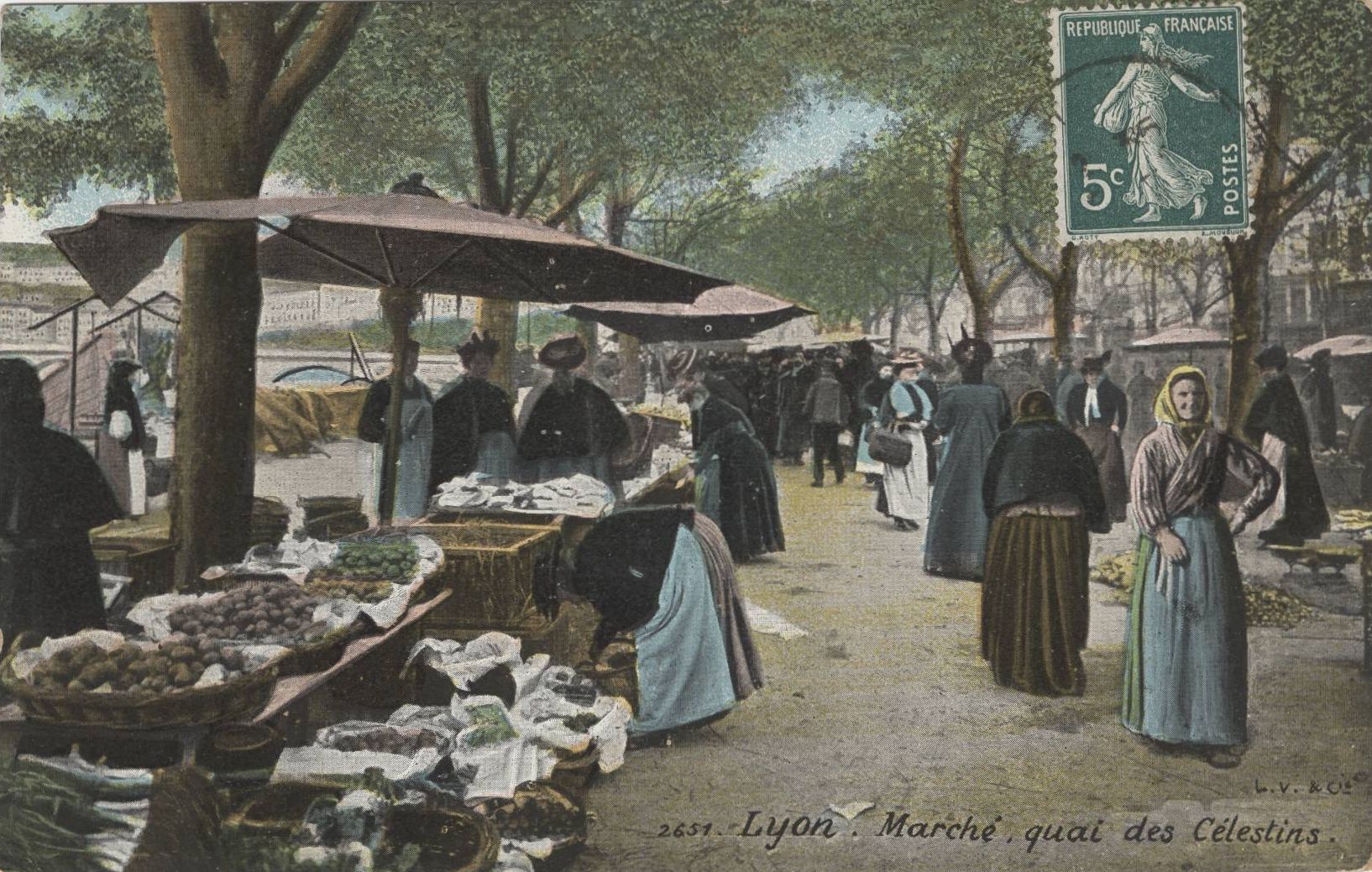 Marché sur le quai des Célestins : carte postale colorisée (vers 1910, 4FI/4086)
