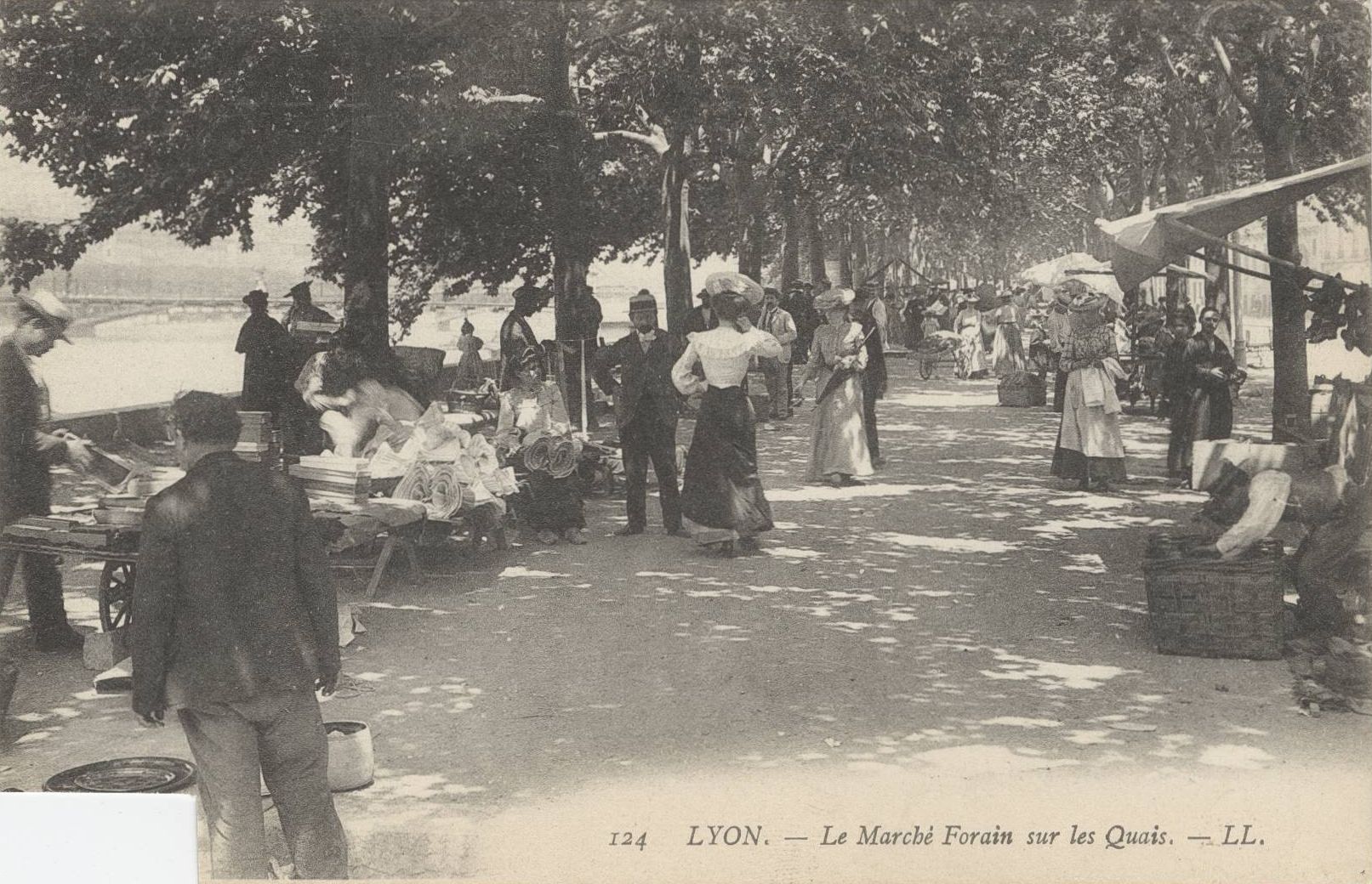 Marché forain sur les quais : carte postale NB (vers 1910, cote : 4FI/4092)