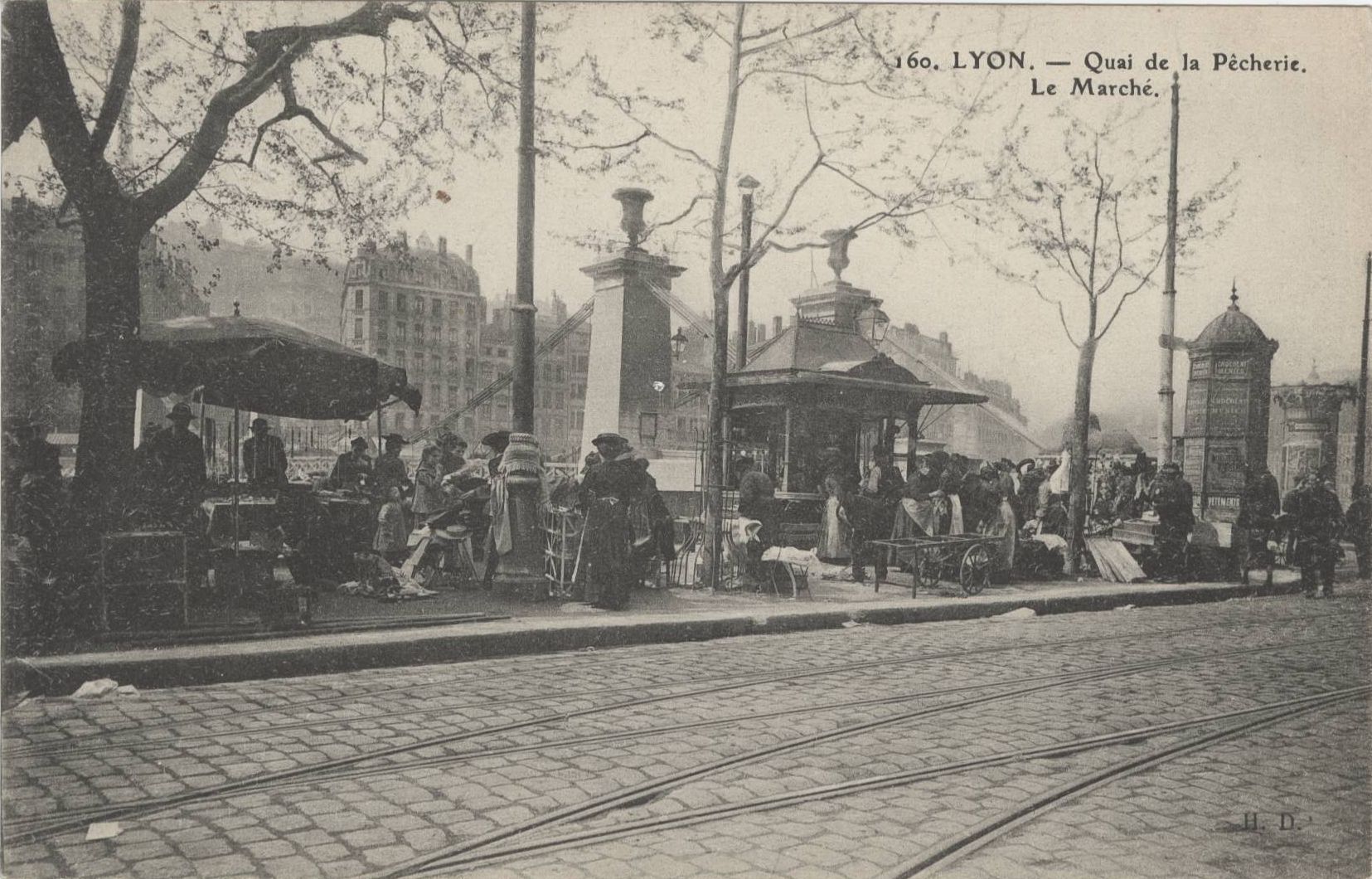 Marché sur le quai de la Pêcherie : carte postale NB (vers 1910, cote : 4FI/4093)