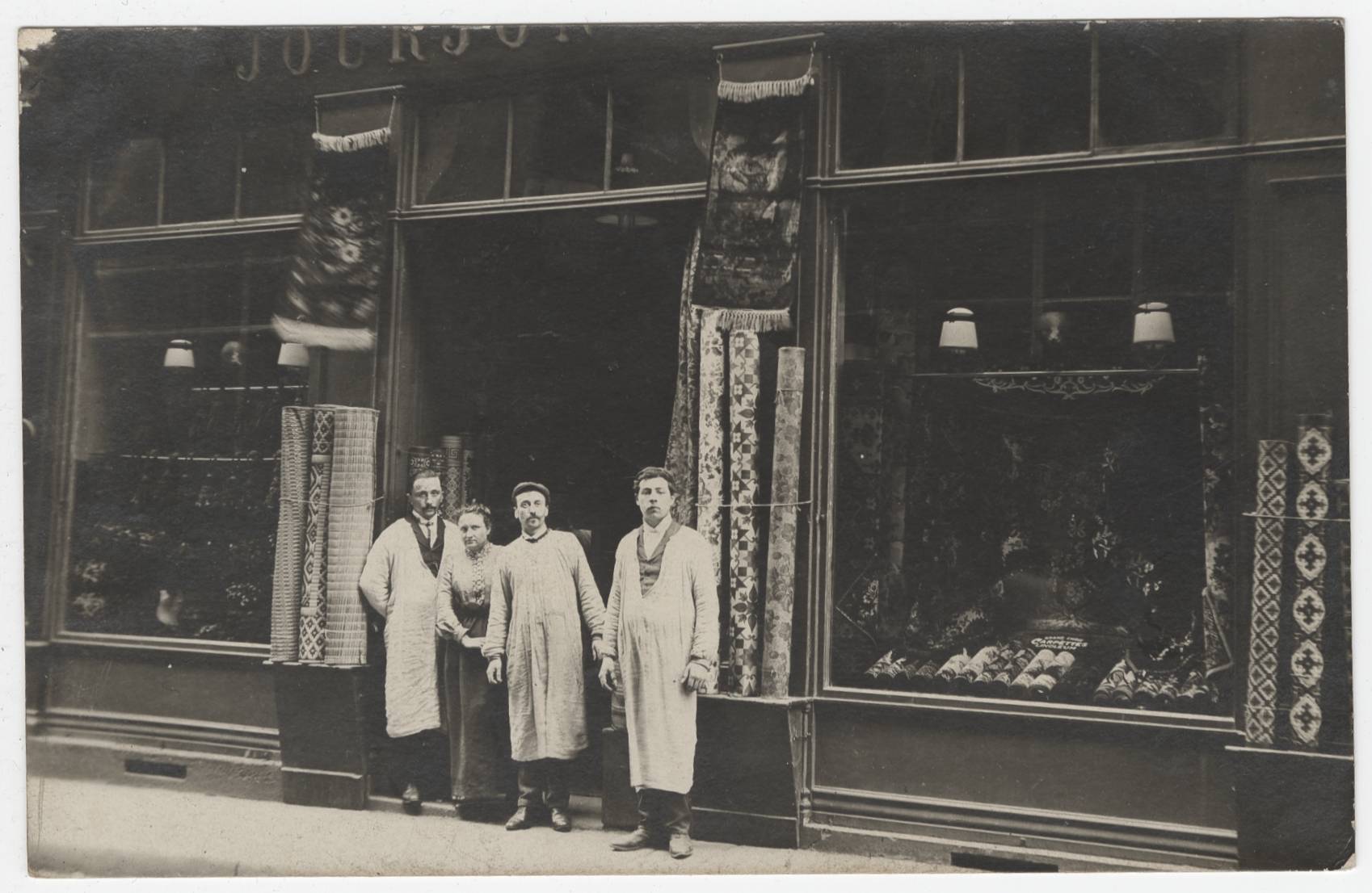 Devanture de boutique (sans légende) : carte postale NB (vers 1910, cote : 4FI/4109)